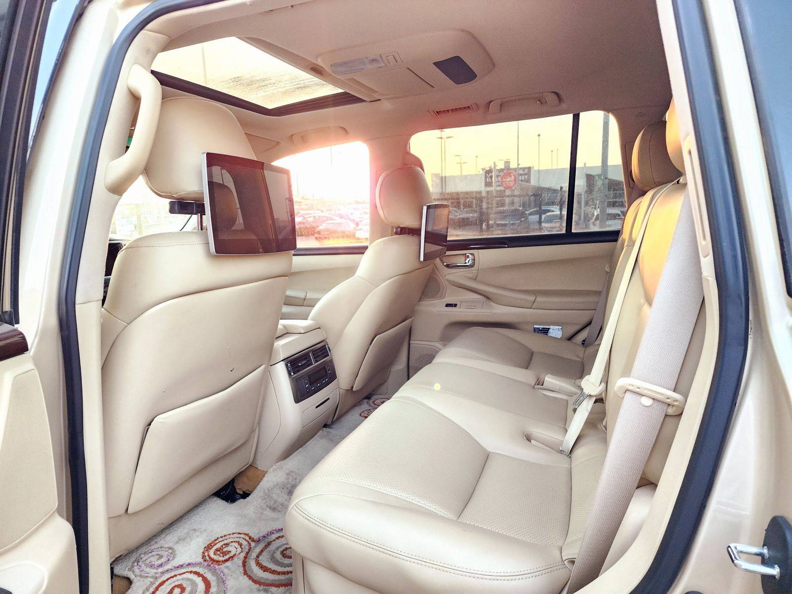 2010 LEXUS LX 570 — 266468 KM — Lot A4040091 — Souq - Marhaba Auctions Used Cars - Image 6