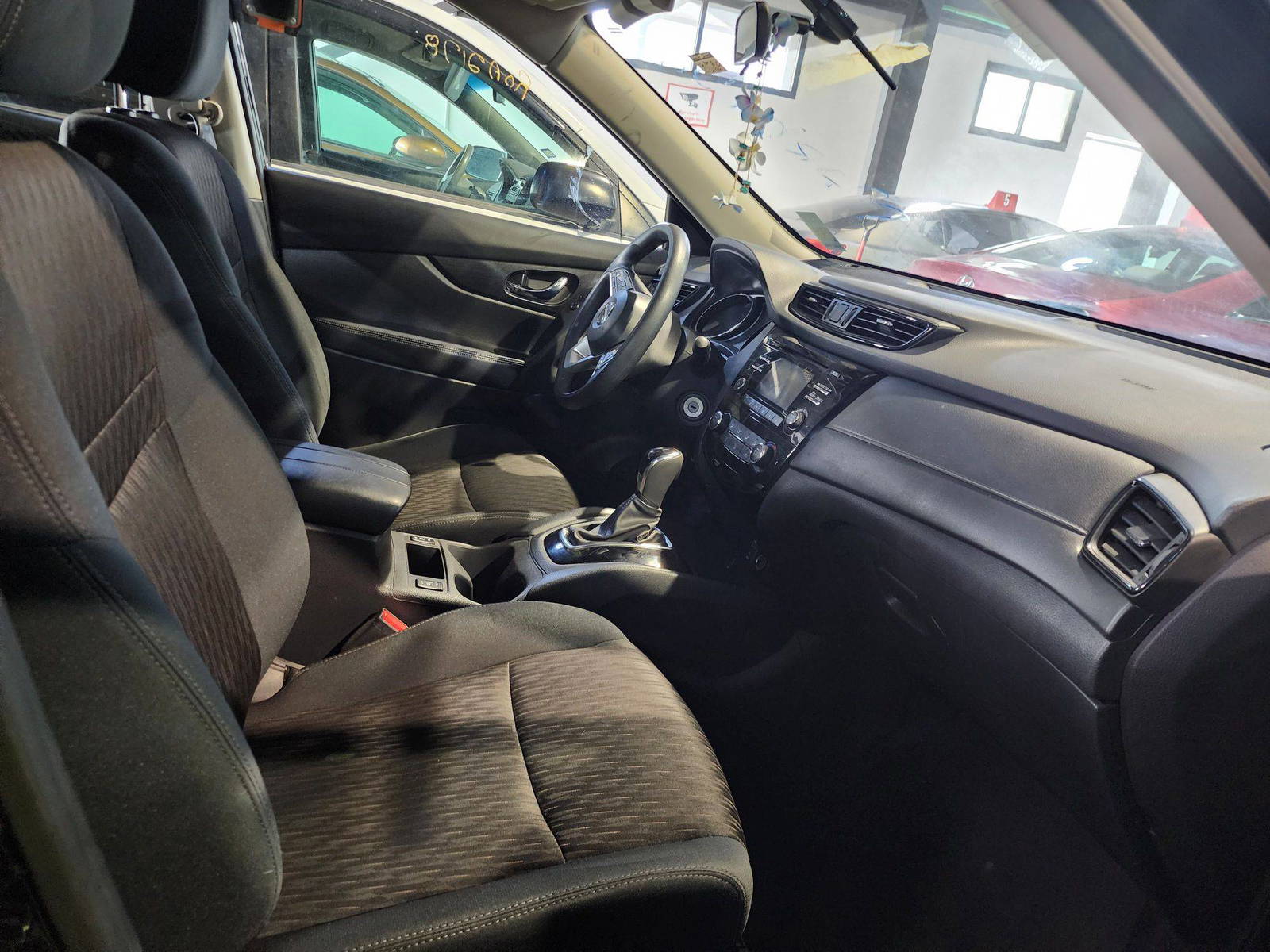2017 NISSAN ROGUE — 136444 KM — Lot 17967 — Al Quoz - Marhaba Auctions Used Cars - Image 9