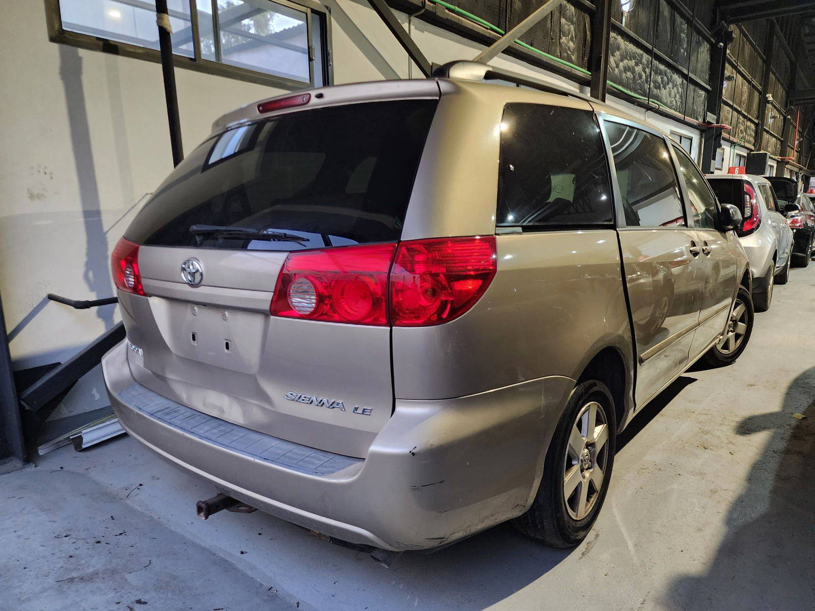 2006 TOYOTA SIENNA — 189862 Miles — Lot 83706 — Al Quoz - Marhaba Auctions Used Cars - Image 4