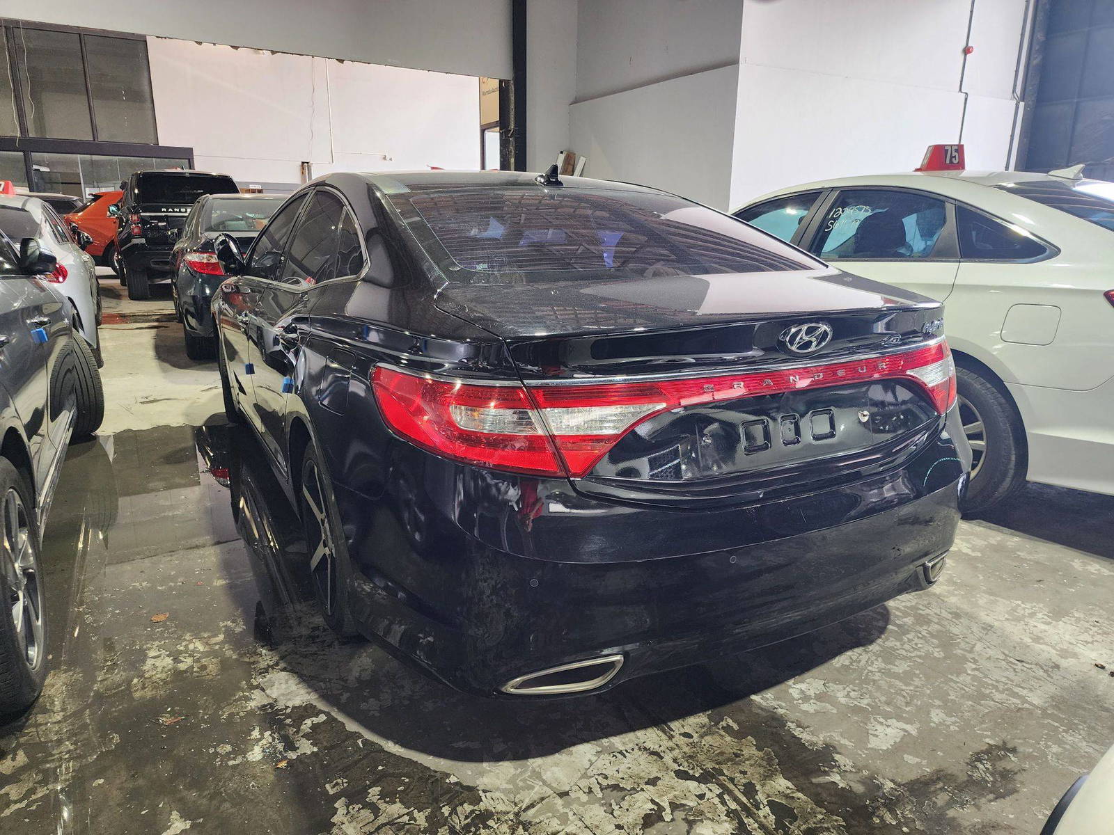 2015 HYUNDAI GRANDEUR — 211950 KM — Lot 12304 — Main - Marhaba Auctions Used Cars - Image 3