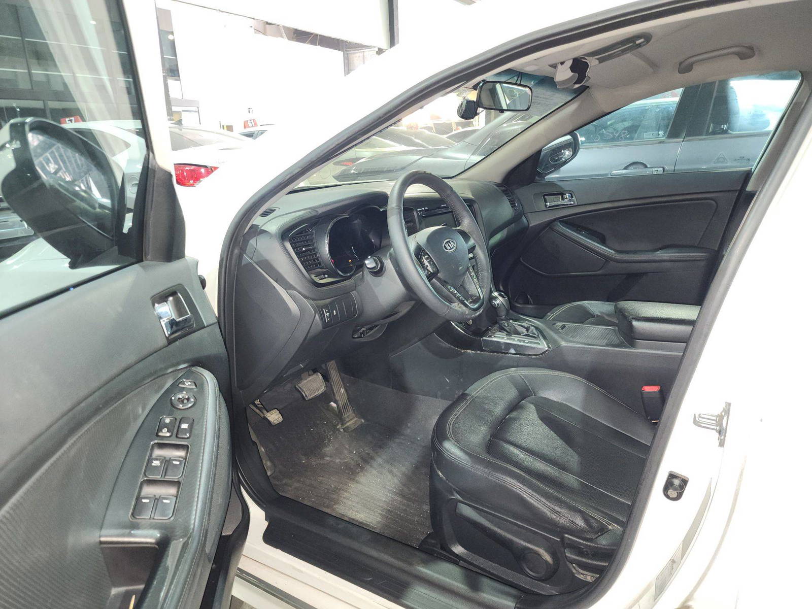 2012 KIA K5 — 142107 KM — Lot 2963 — Al Quoz - Marhaba Auctions Used Cars - Image 9