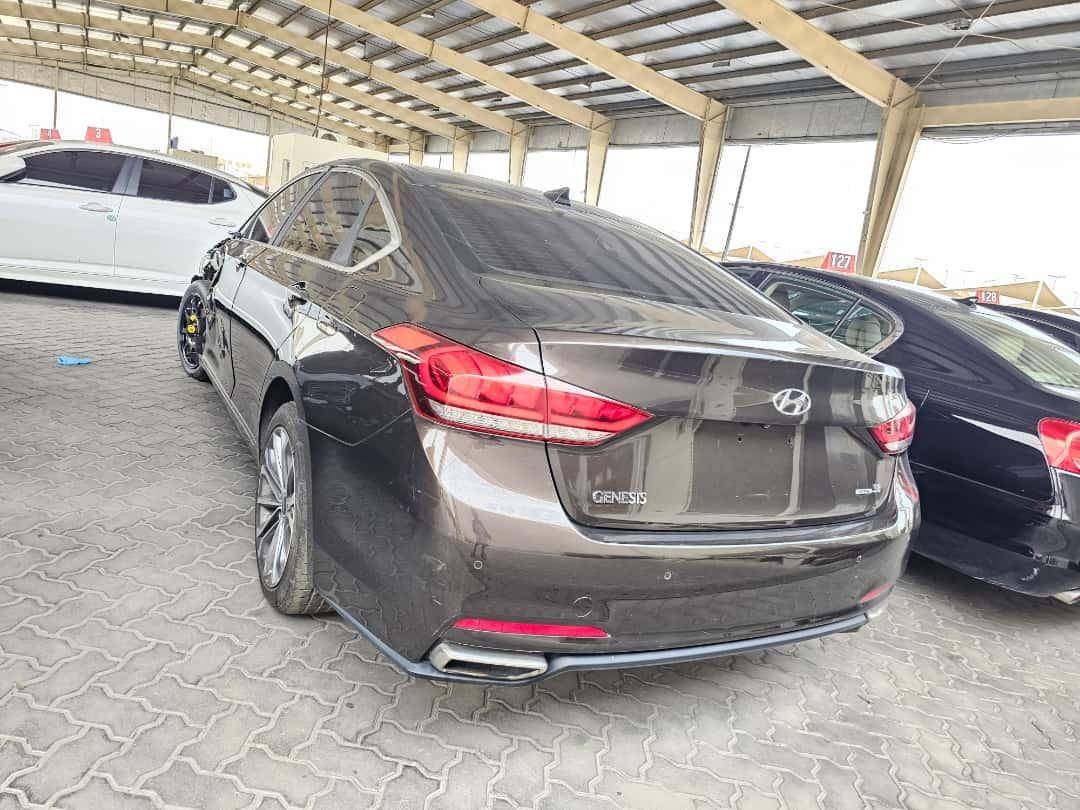 Hyundai Genesis 2015 view 2