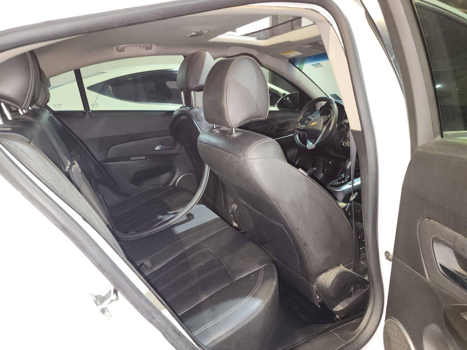 2015 CHEVROLET CRUIZE — 123053 KM — Lot 048651 — Al Quoz - Marhaba Auctions Used Cars - Image 8