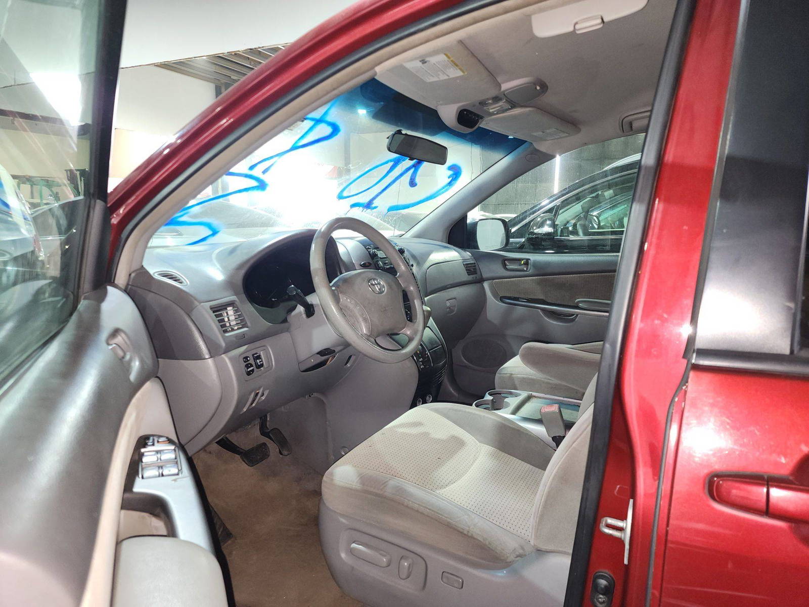2010 TOYOTA SIENNA — 183253 Miles — Lot 2851452 — Al Quoz - Marhaba Auctions Used Cars - Image 5