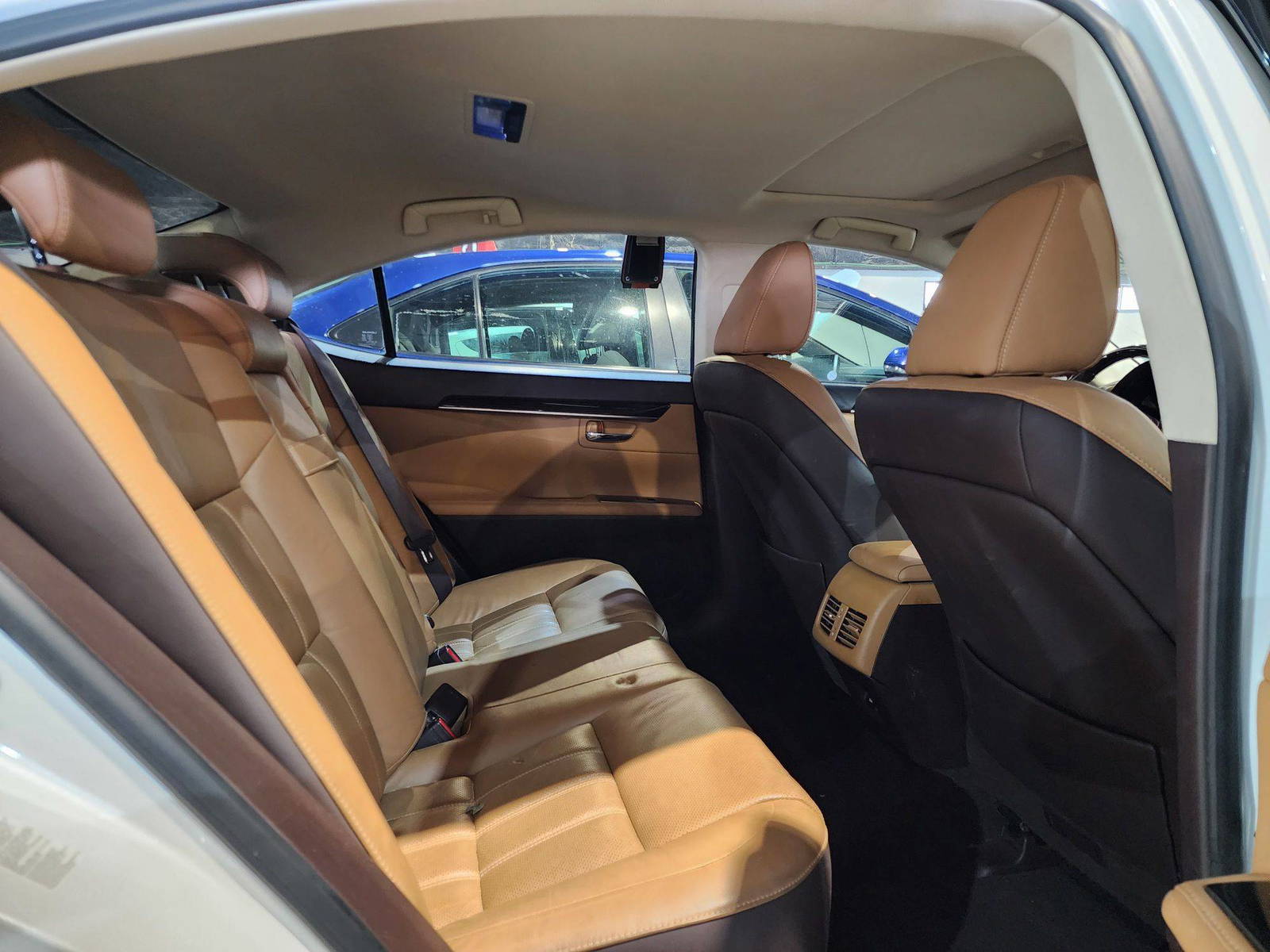 2016 LEXUS ES 350 — 104488 Miles — Lot 85500684 — Al Quoz - Marhaba Auctions Used Cars - Image 7