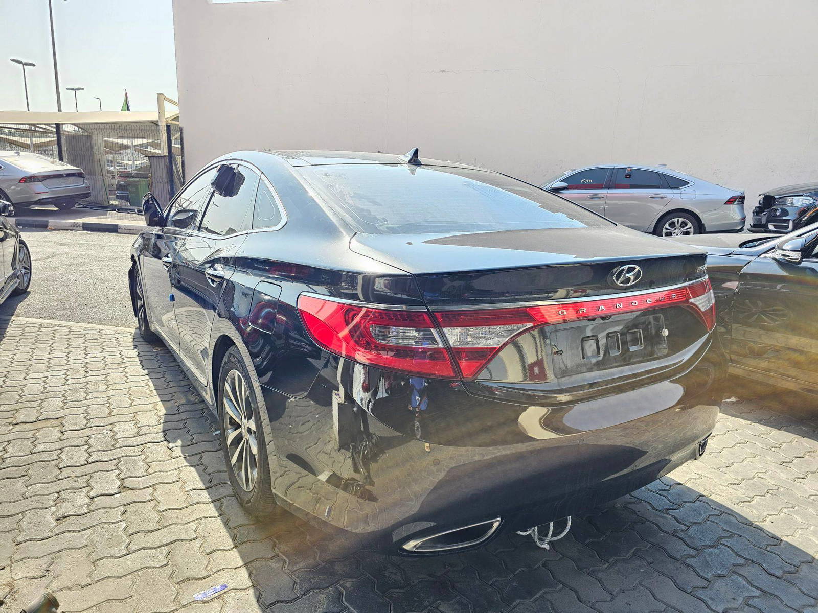 2012 HYUNDAI GRANDEUR — 164783 KM — Lot 162199 — Souq - Marhaba Auctions Used Cars - Image 4