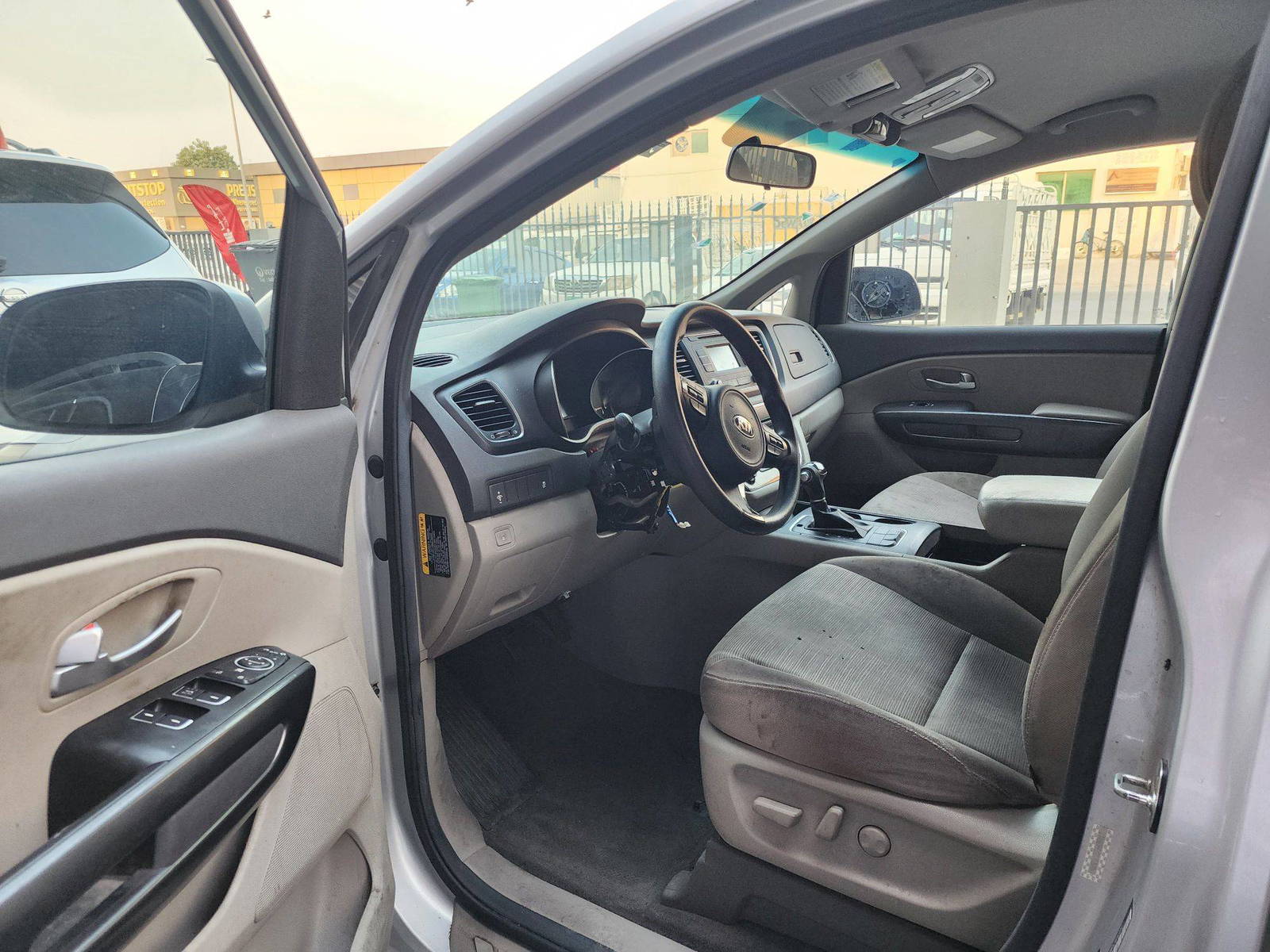 2015 KIA SEDONA — 90915 Miles — Lot 6038417 — Al Quoz - Marhaba Auctions Used Cars - Image 9