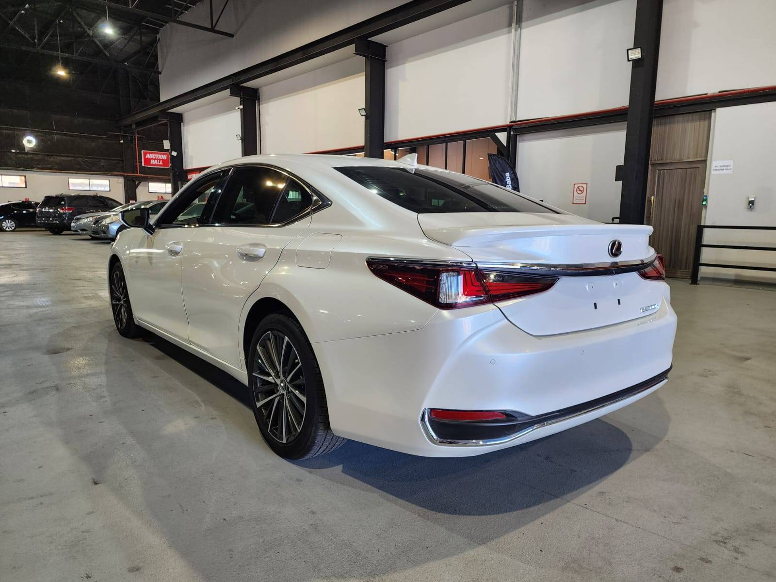 2023 LEXUS ES 300H — 24567 KM — Lot 72944753 — Main - Marhaba Auctions Used Cars - Image 6