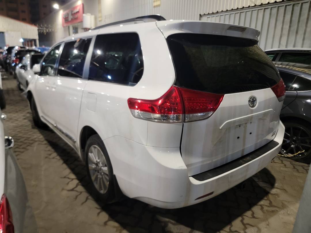 2013 TOYOTA SIENNA — 213723 Miles — Lot 2DS066134 — Souq - Marhaba Auctions Used Cars - Image 4