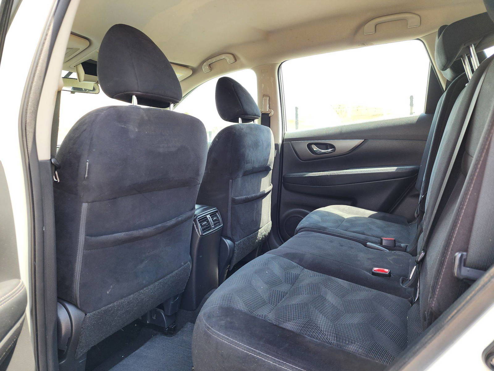 2015 NISSAN ROGUE — 157783 KM — Lot 54992224 — Souq - Marhaba Auctions Used Cars - Image 6