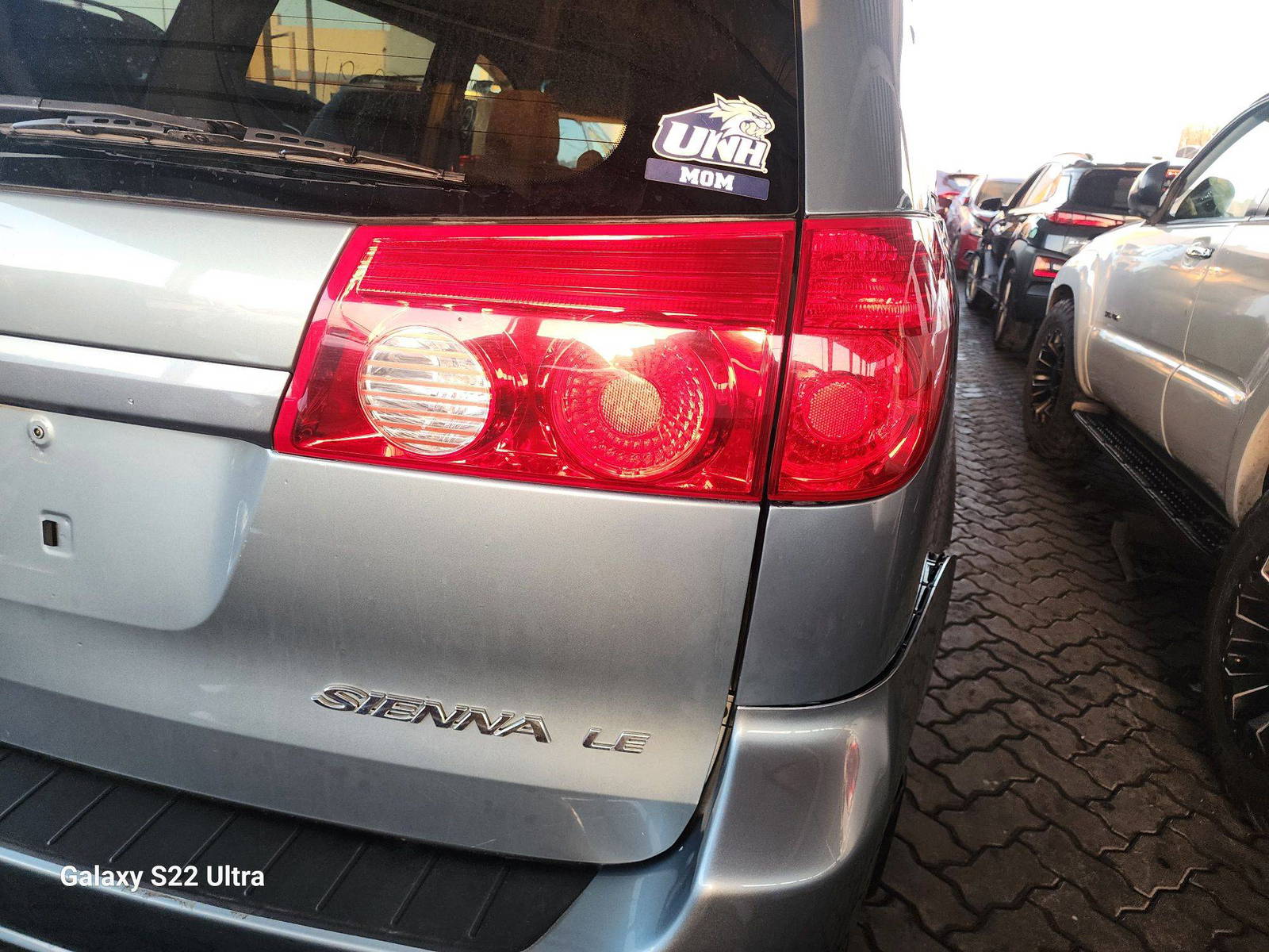 2009 TOYOTA SIENNA — 182911 Miles — Lot 42104104 - Marhaba Auctions Used Cars - Image 4