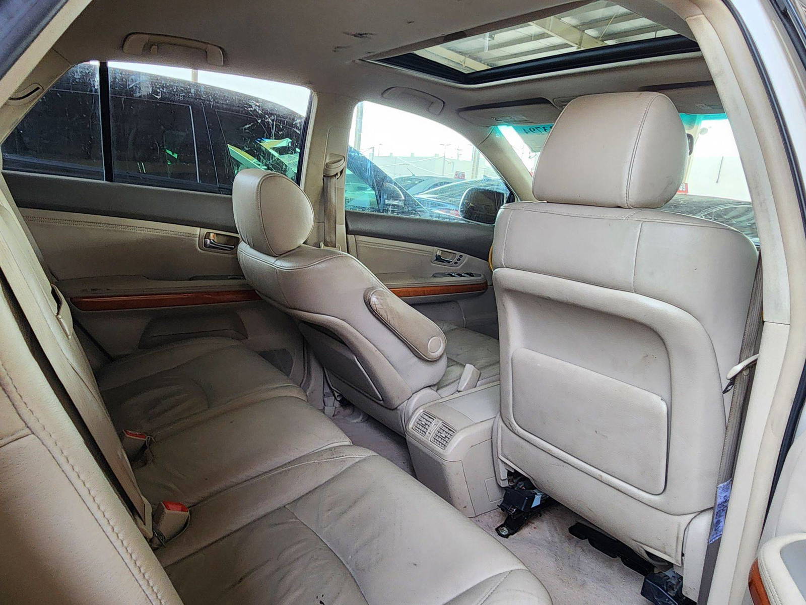 2007 LEXUS RX 350 — 231222 KM — Lot 5497 — Souq - Marhaba Auctions Used Cars - Image 4