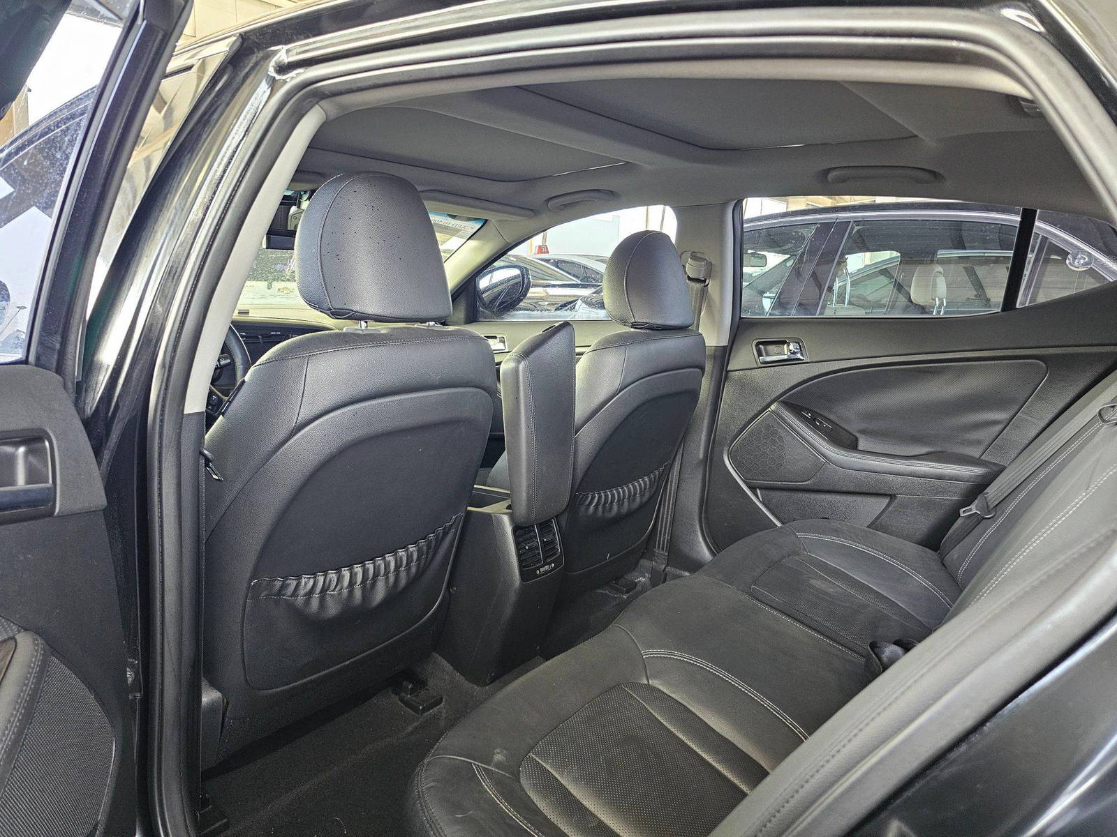 2011 KIA K5 — 157422 KM — Lot 17703 — Main - Marhaba Auctions Used Cars - Image 6