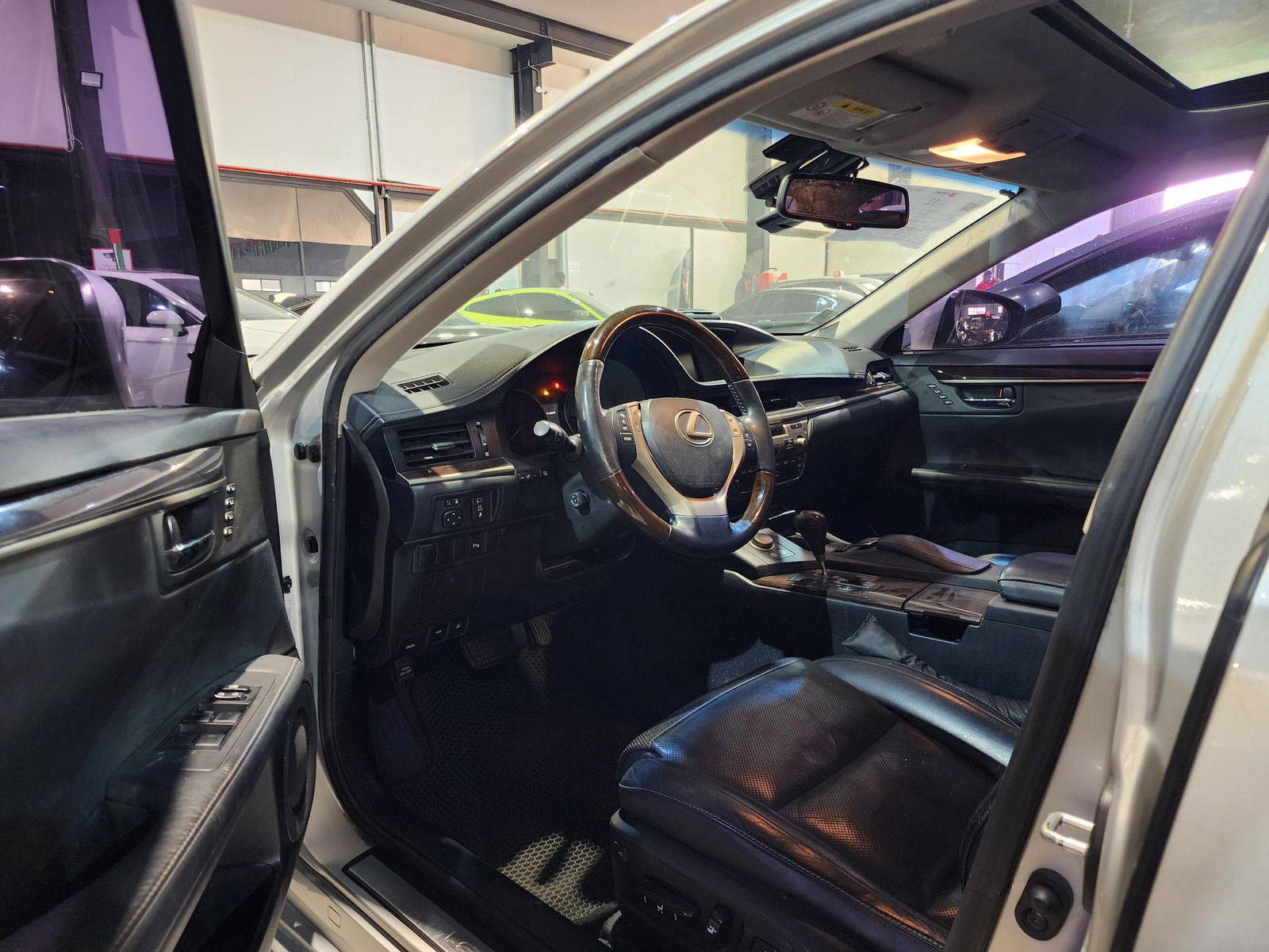 2013 LEXUS ES 300H — 146267 KM — Lot 215487 — Souq - Marhaba Auctions Used Cars - Image 9