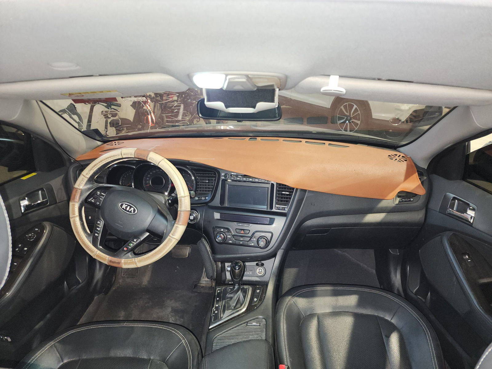 2011 KIA K5 — 247937 KM — Lot 002575 — Al Quoz - Marhaba Auctions Used Cars - Image 8