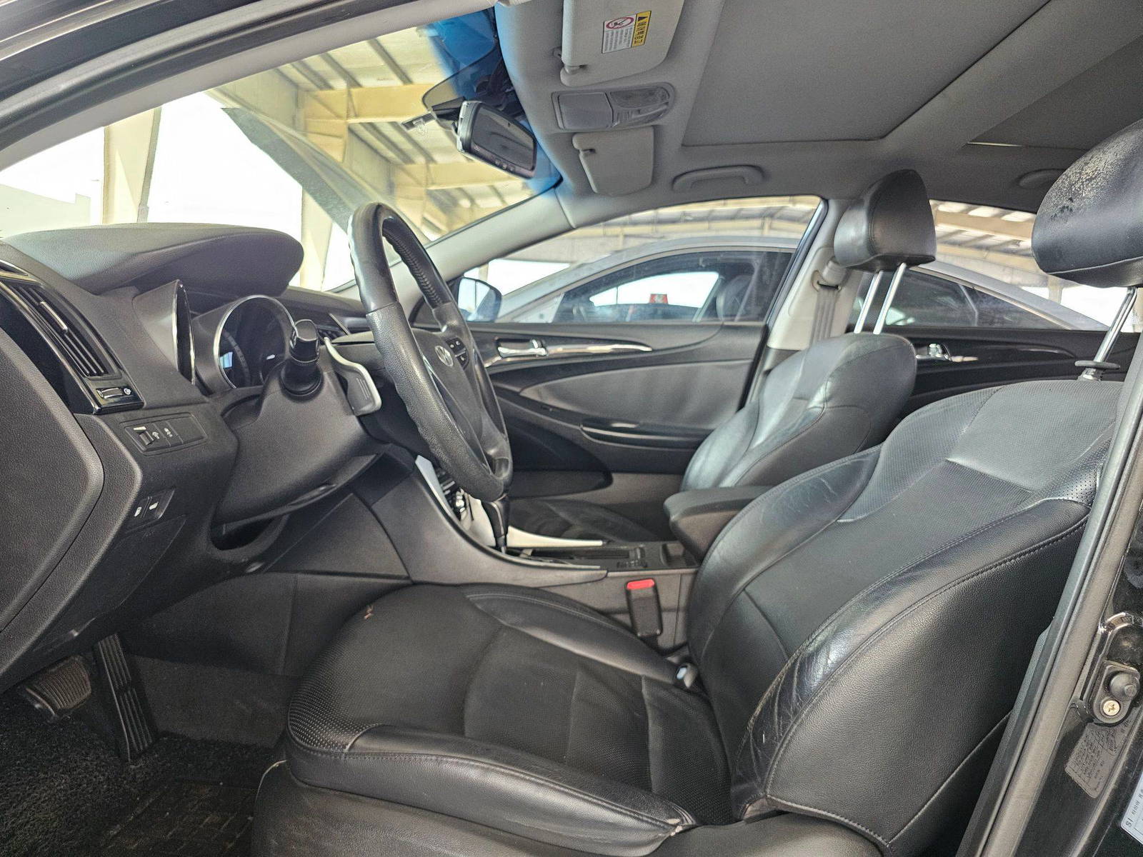 2010 HYUNDAI SONATA — 174903 KM — Lot 019395 — Souq - Marhaba Auctions Used Cars - Image 9