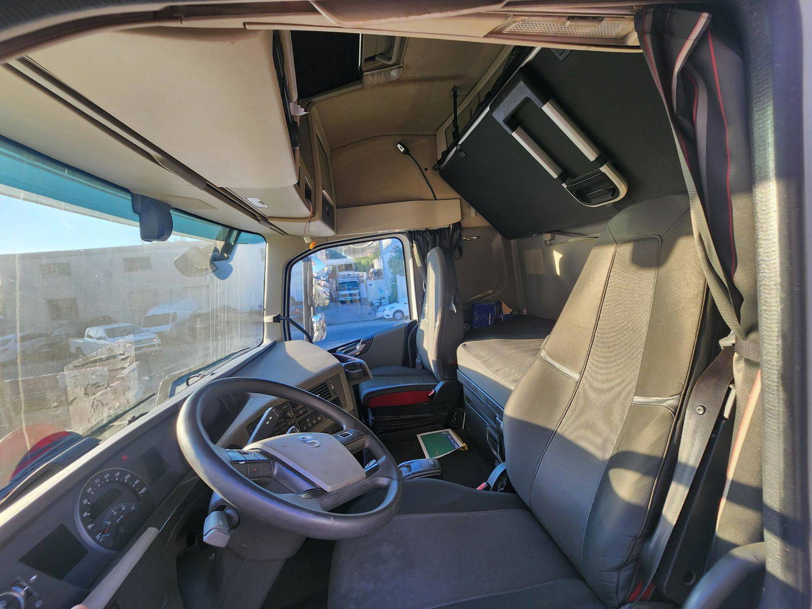2017 VOLVO FH-Series — 870376,7 KM — Lot 22304 — Al Quoz - Marhaba Auctions Used Cars - Image 6