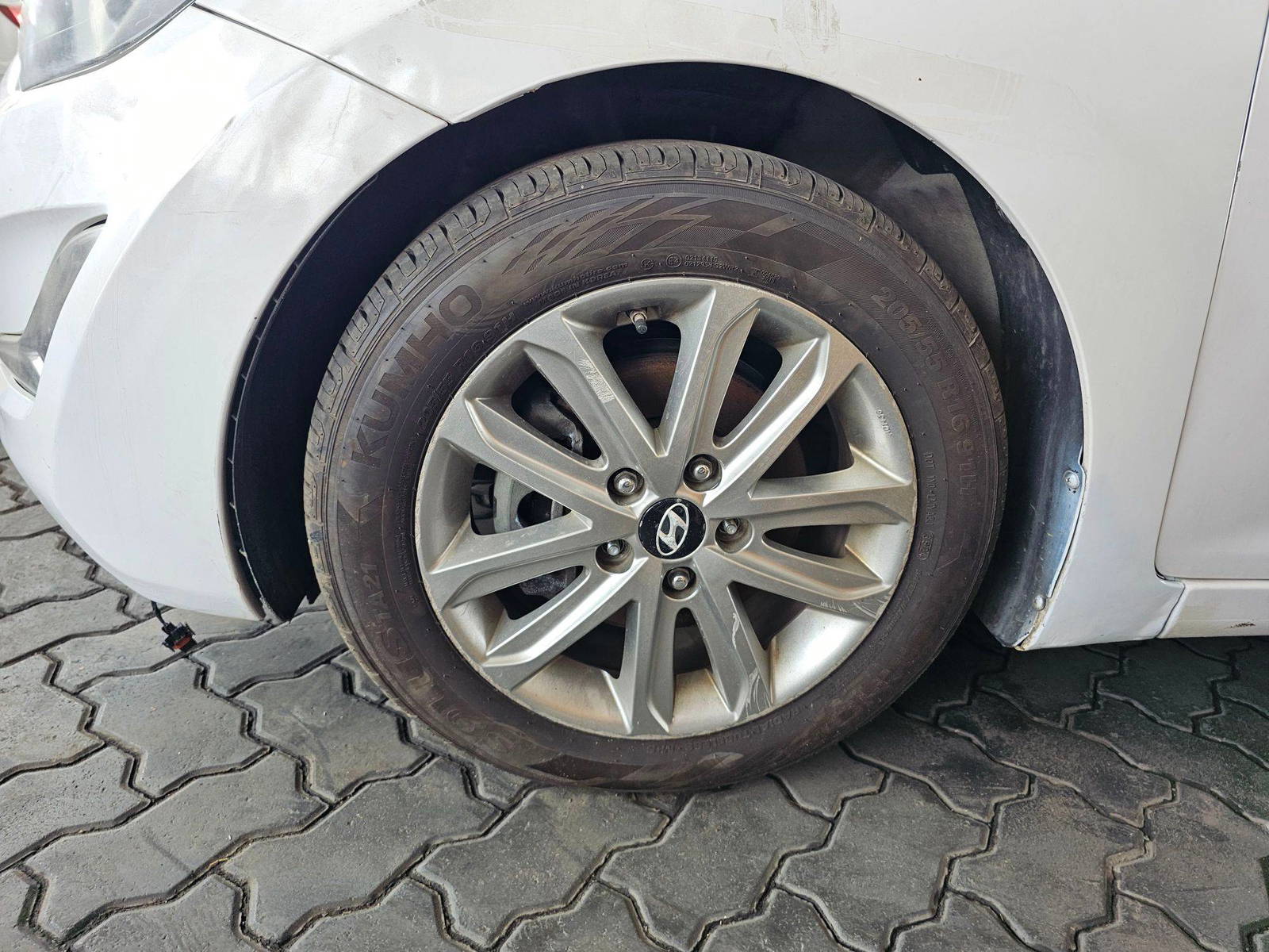 2015 HYUNDAI AVANTE — 246196 KM — Lot 466023 — Al Quoz - Marhaba Auctions Used Cars - Image 9
