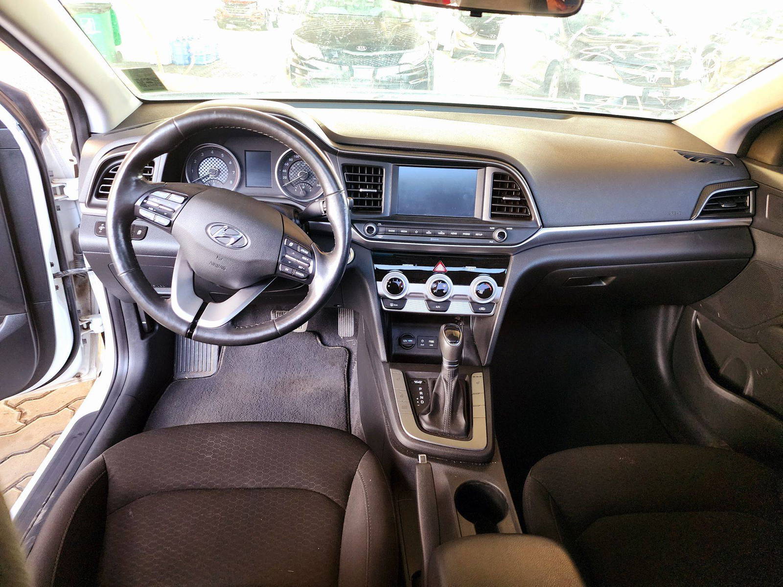 2020 HYUNDAI ELANTRA — 134699 KM — Lot 12094142 — Souq - Marhaba Auctions Used Cars - Image 7