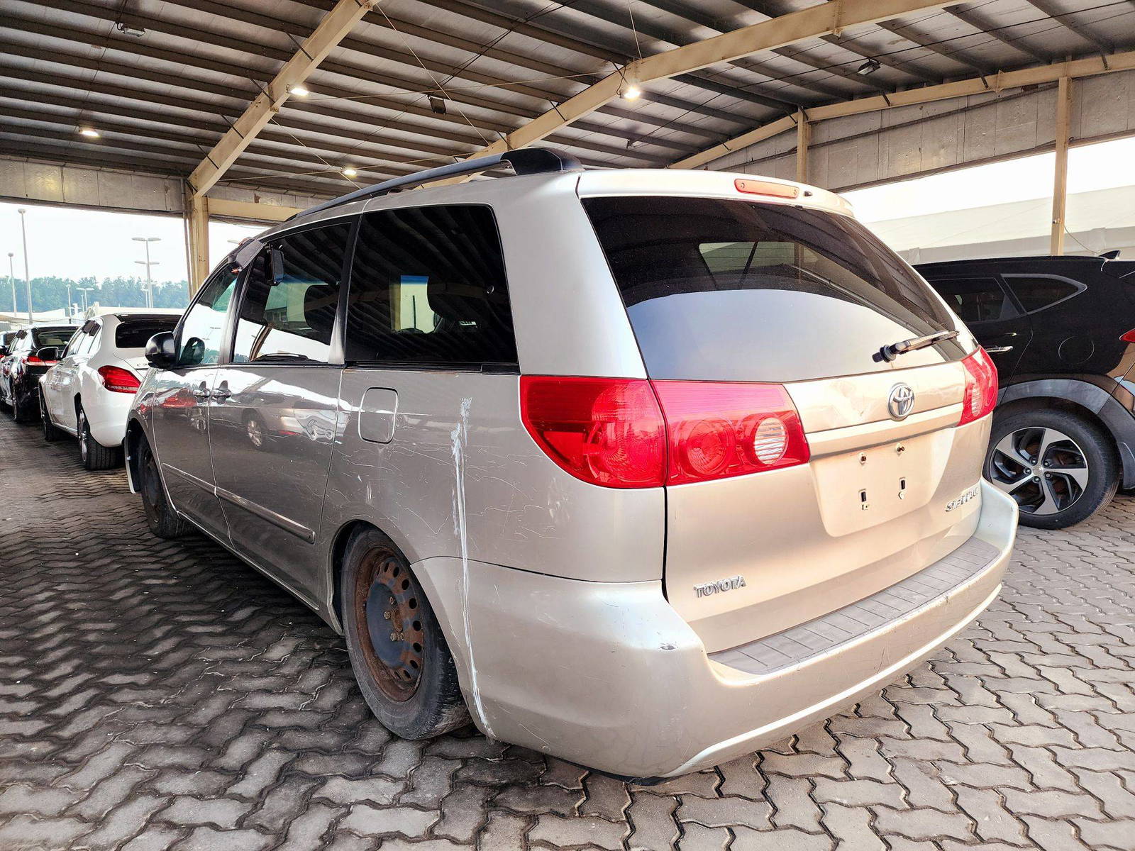2008 TOYOTA SIENNA — 169188 Miles — Lot 56734784 — Souq - Marhaba Auctions Used Cars - Image 3