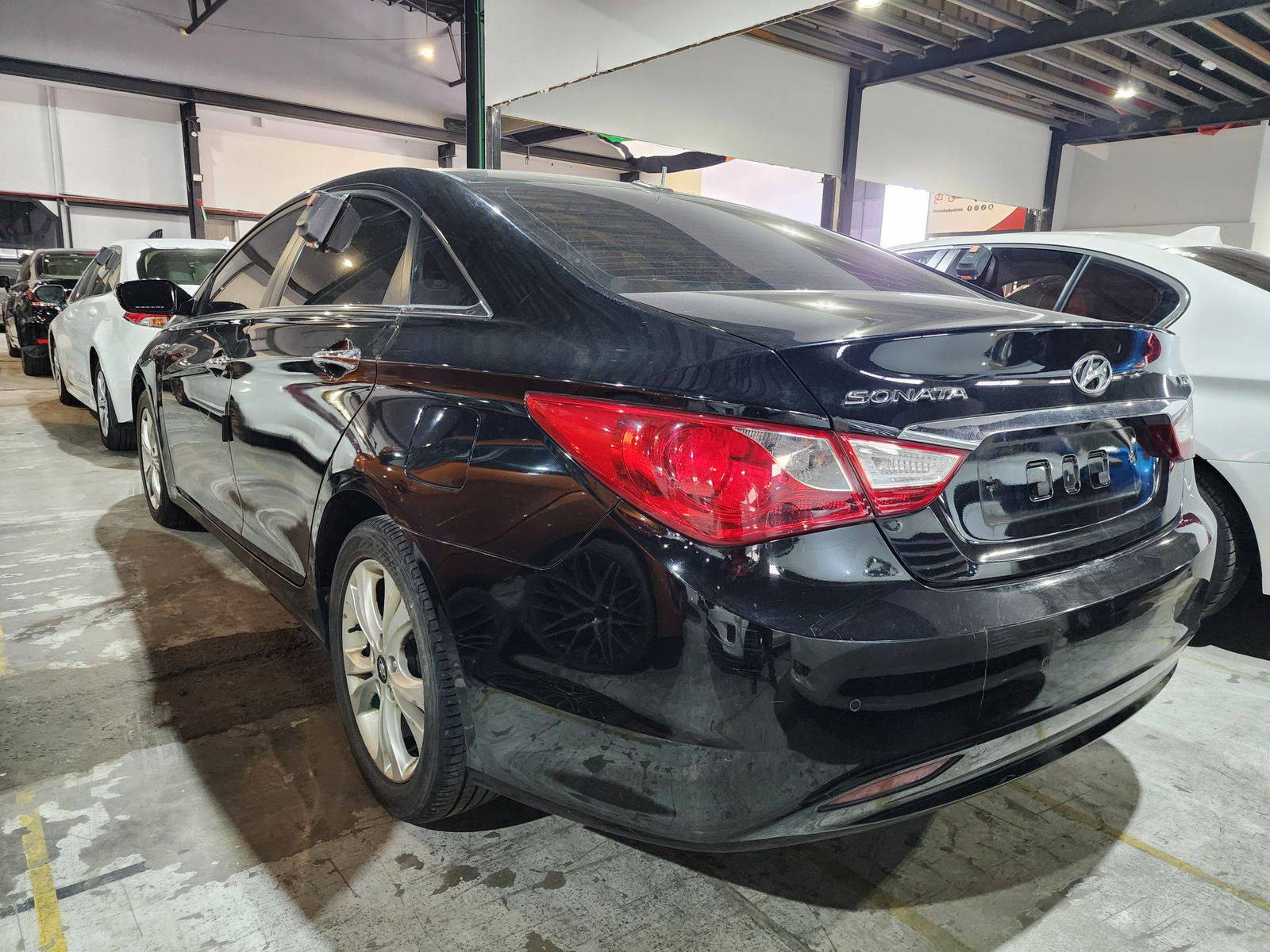 2010 HYUNDAI SONATA — 182946 KM — Lot 017374 — Al Quoz - Marhaba Auctions Used Cars - Image 3
