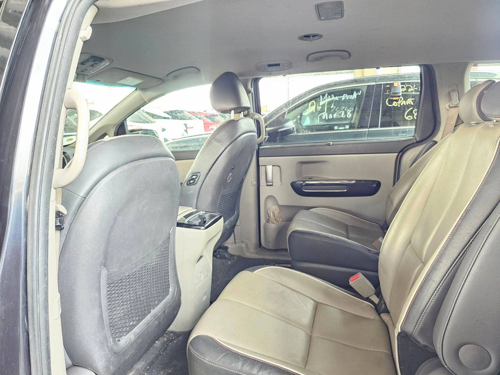2017 KIA SEDONA — 253400 KM — Lot 43474285 — Souq - Marhaba Auctions Used Cars - Image 6
