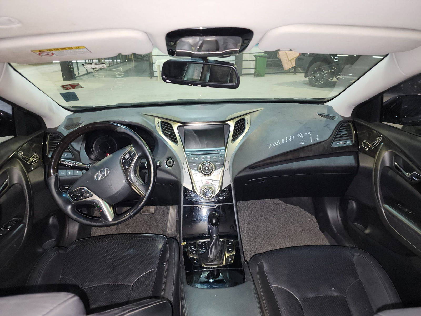 2011 HYUNDAI GRANDEUR — 178943 KM — Lot 009910 — Al Quoz - Marhaba Auctions Used Cars - Image 8