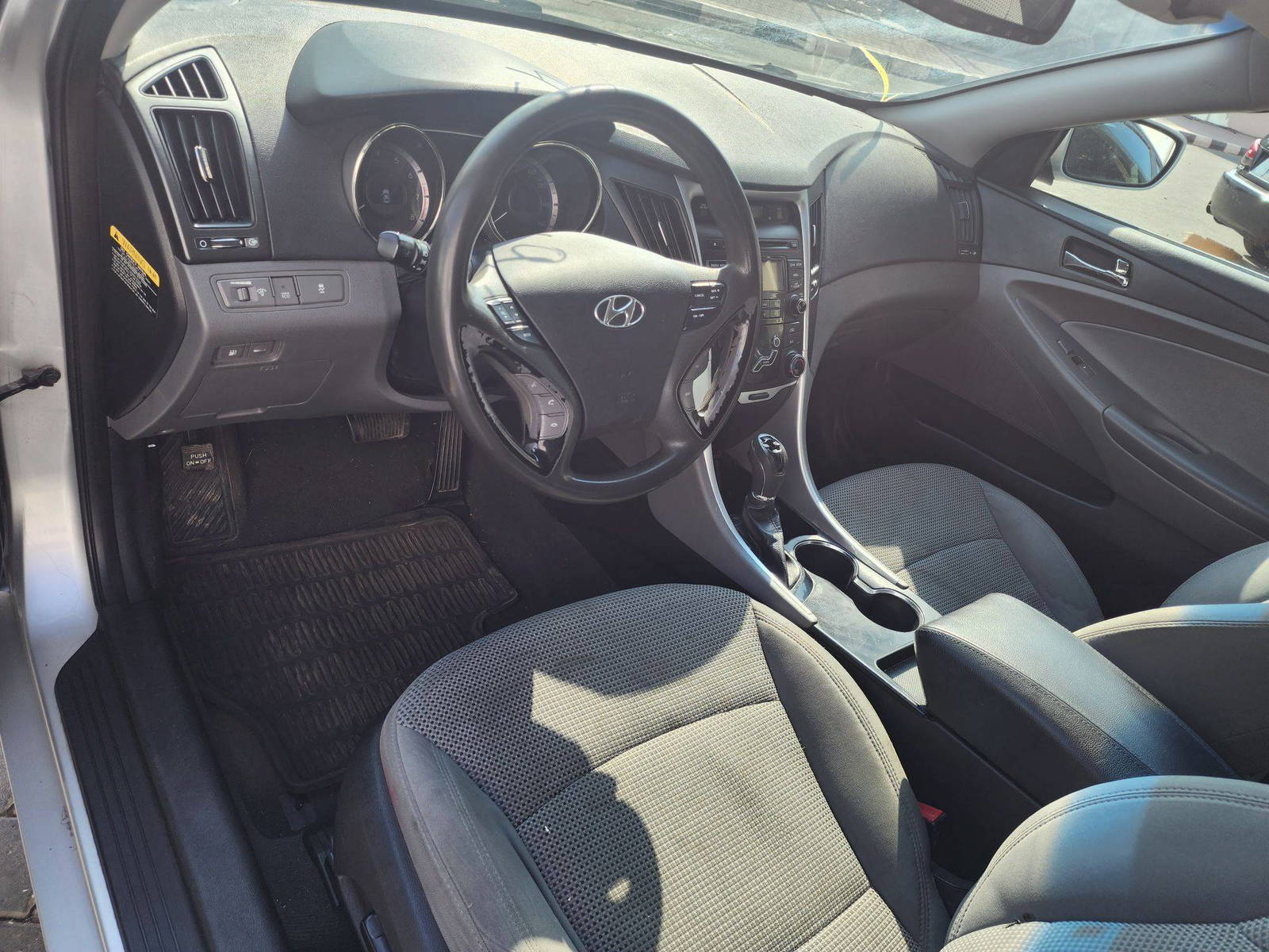 2012 HYUNDAI SONATA — 185560 Miles — Lot 67318303 - Marhaba Auctions Used Cars - Image 4