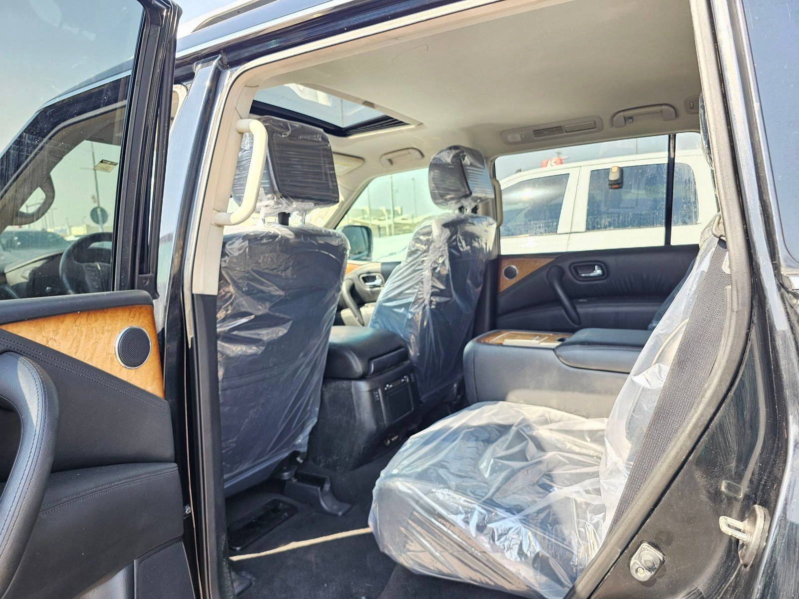 2014 INFINITI QX80 — 193339 Miles — Lot E9063004 — Souq - Marhaba Auctions Used Cars - Image 6