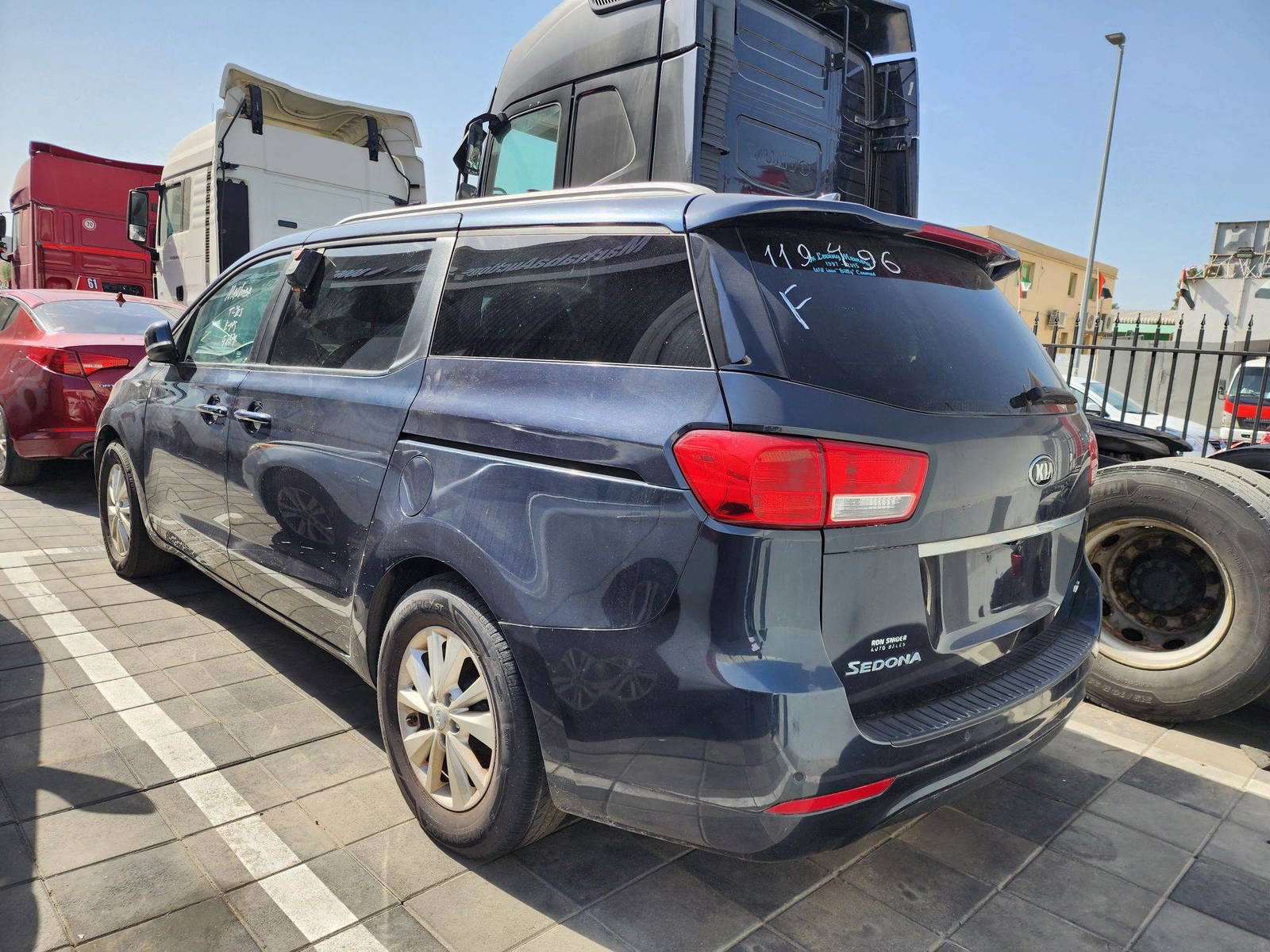 2016 KIA SEDONA — 186854 Miles — Lot 119496 — Al Quoz - Marhaba Auctions Used Cars - Image 5