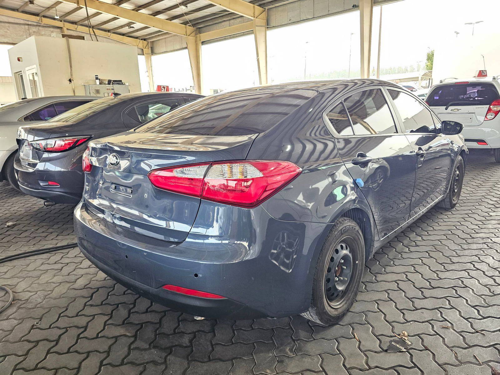 2015 KIA K3 — 158795 KM — Lot 28372 — Souq - Marhaba Auctions Used Cars - Image 4