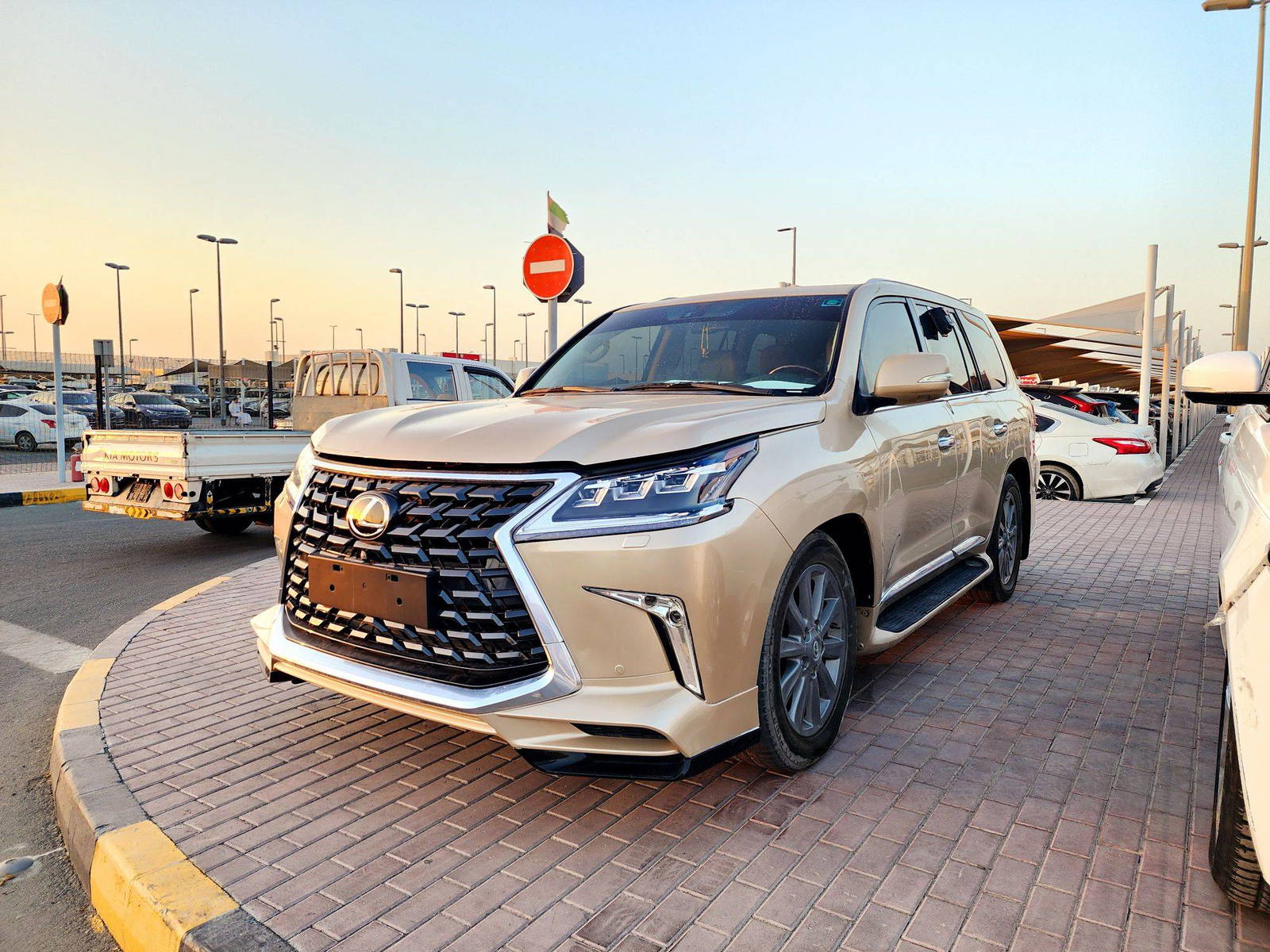 2010 LEXUS LX 570 — 266468 KM — Lot A4040091 — Souq - Marhaba Auctions Used Cars - Image 4