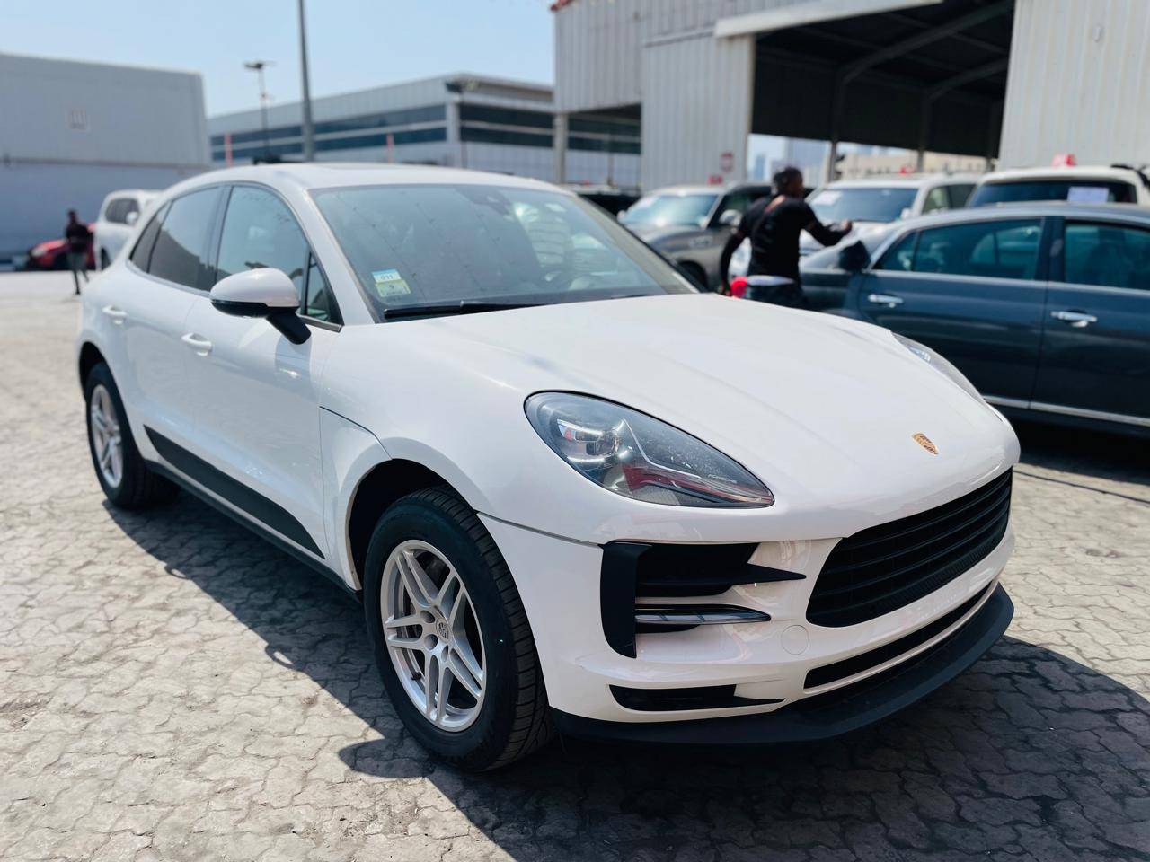 PORSCHE MACAN