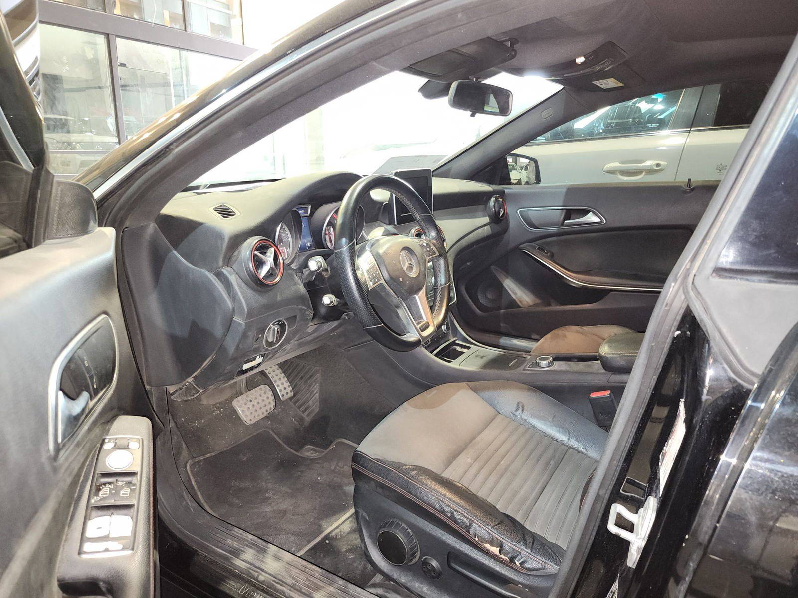 2015 MERCEDES BENZ CLA 250 — 170111 KM — Lot N196950 — Al Quoz - Marhaba Auctions Used Cars - Image 10