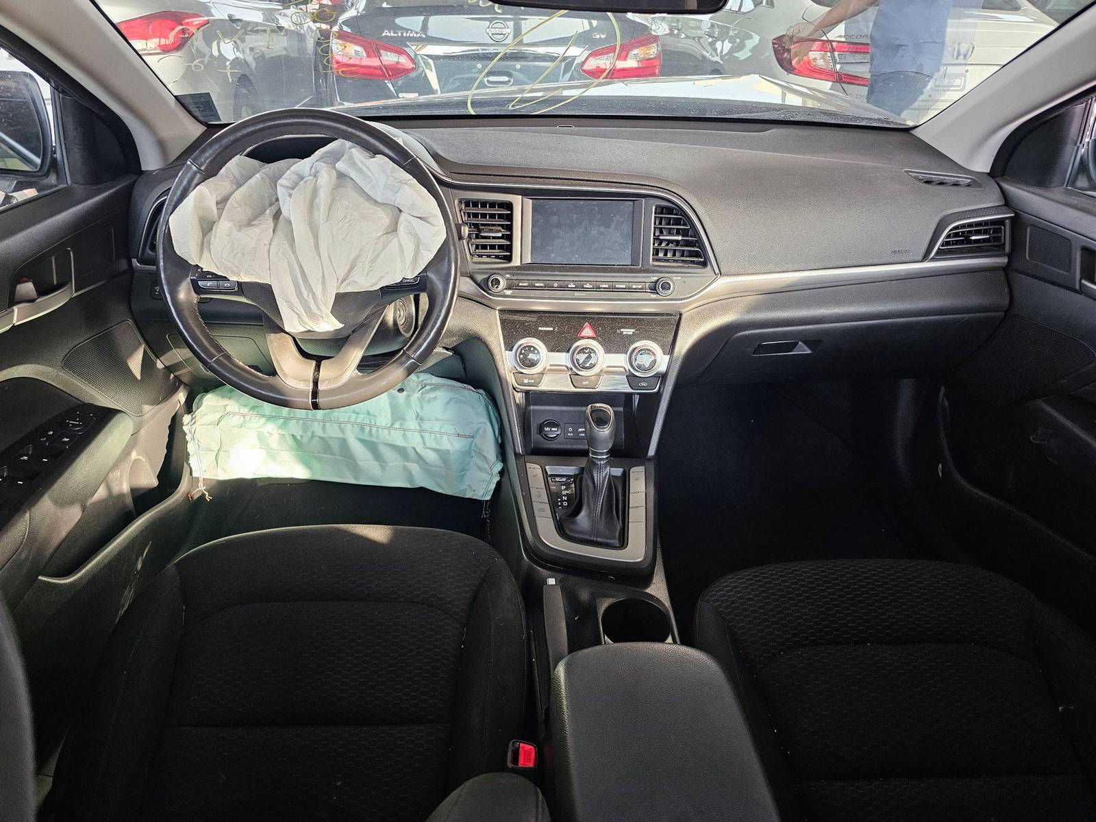 2019 HYUNDAI ELANTRA — 89861 KM — Lot 40008948 — Souq - Marhaba Auctions Used Cars - Image 7