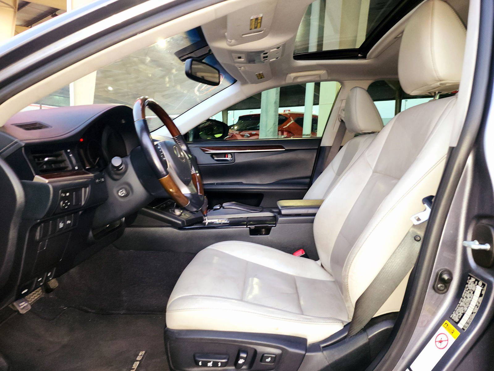 2015 LEXUS ES 350 — 109398 Miles — Lot 1F2180564 — Souq - Marhaba Auctions Used Cars - Image 9