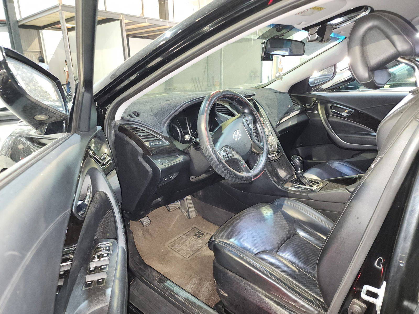 2011 HYUNDAI GRANDEUR — 294588 KM — Lot 057373 — Al Quoz - Marhaba Auctions Used Cars - Image 9