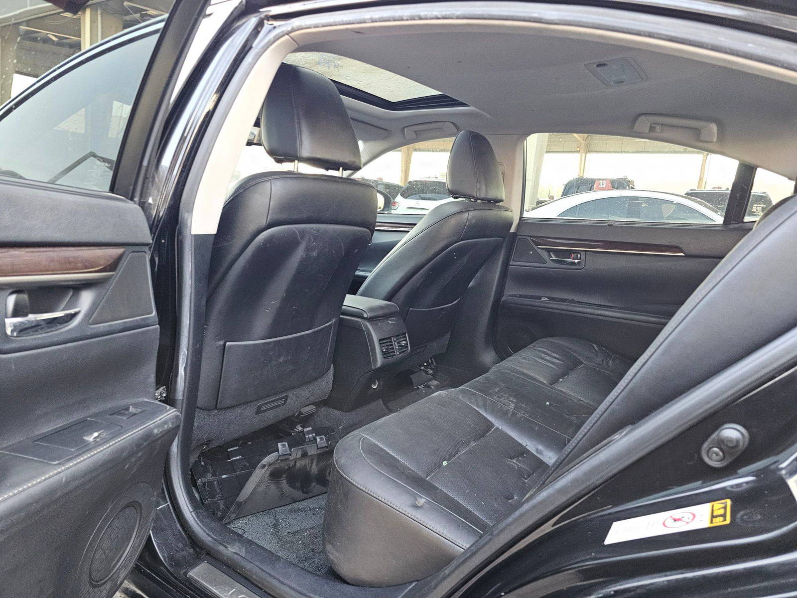 2013 LEXUS ES 300H — 176023 KM — Lot G302010279 — Souq - Marhaba Auctions Used Cars - Image 7