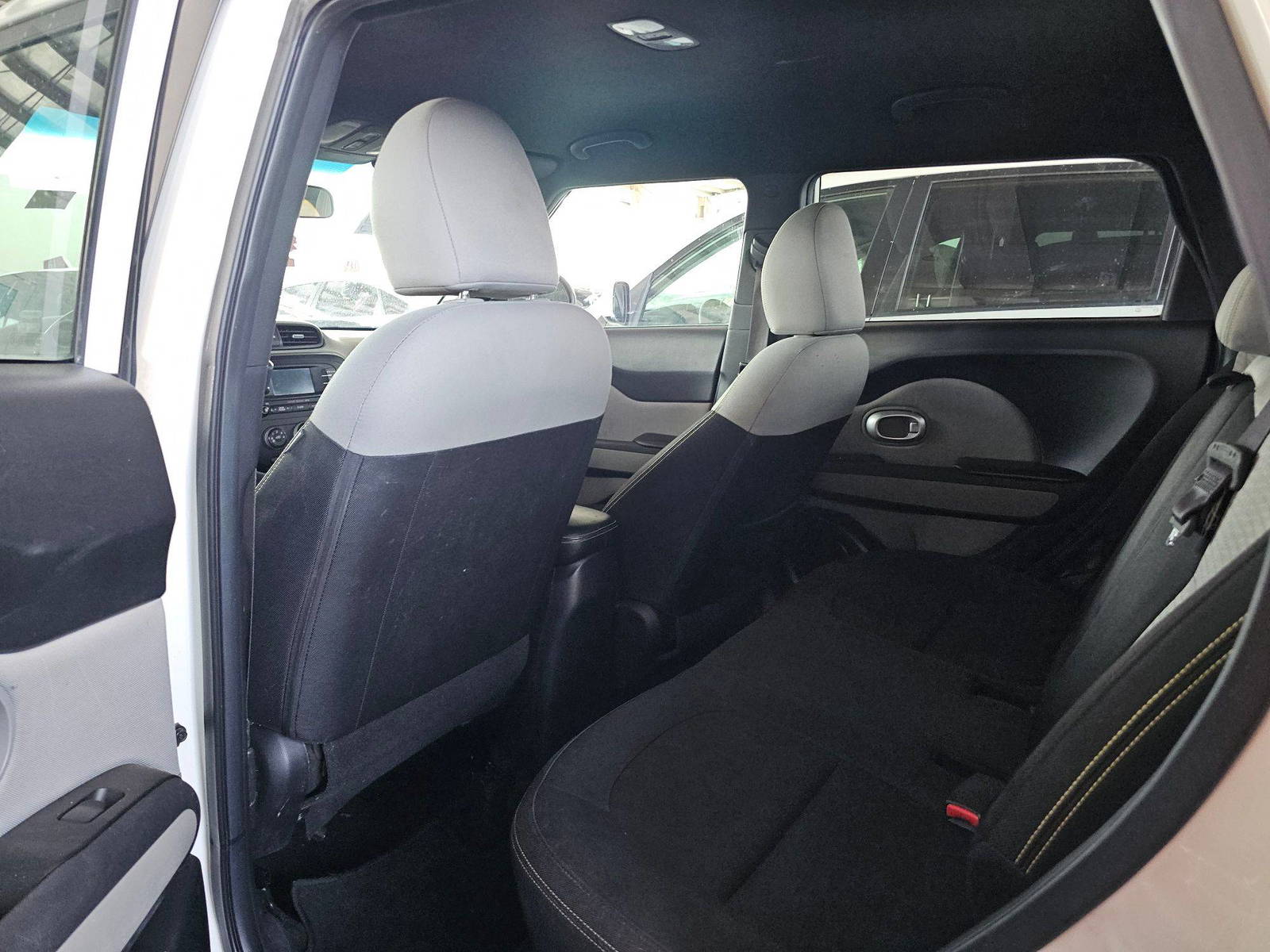 2015 KIA SOUL — 190329 Miles — Lot XF7207927 — Souq - Marhaba Auctions Used Cars - Image 6