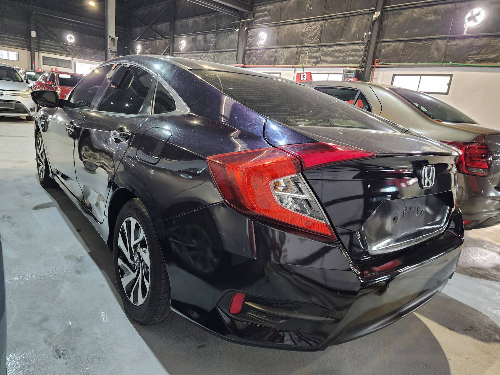 2017 HONDA CIVIC — 274181 KM — Lot 15921 — Al Quoz - Marhaba Auctions Used Cars - Image 5