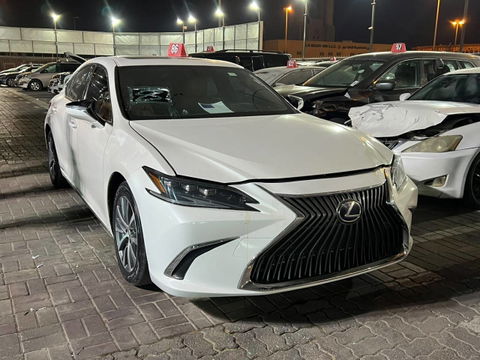 2019 LEXUS ES 300H at Marhaba Auctions