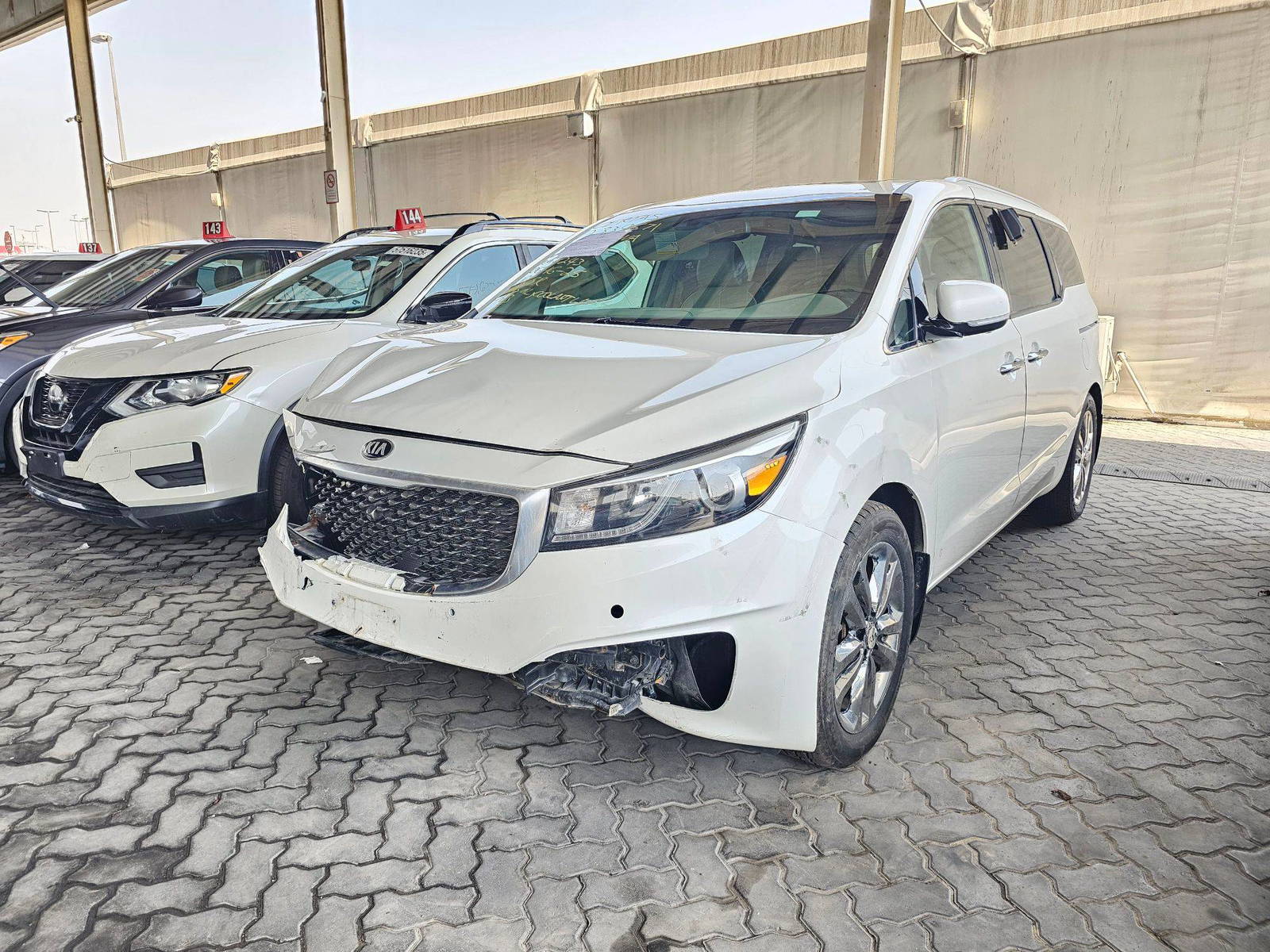 2016 KIA SEDONA — 242601 KM — Lot 12339571 — Souq - Marhaba Auctions Used Cars - Image 5