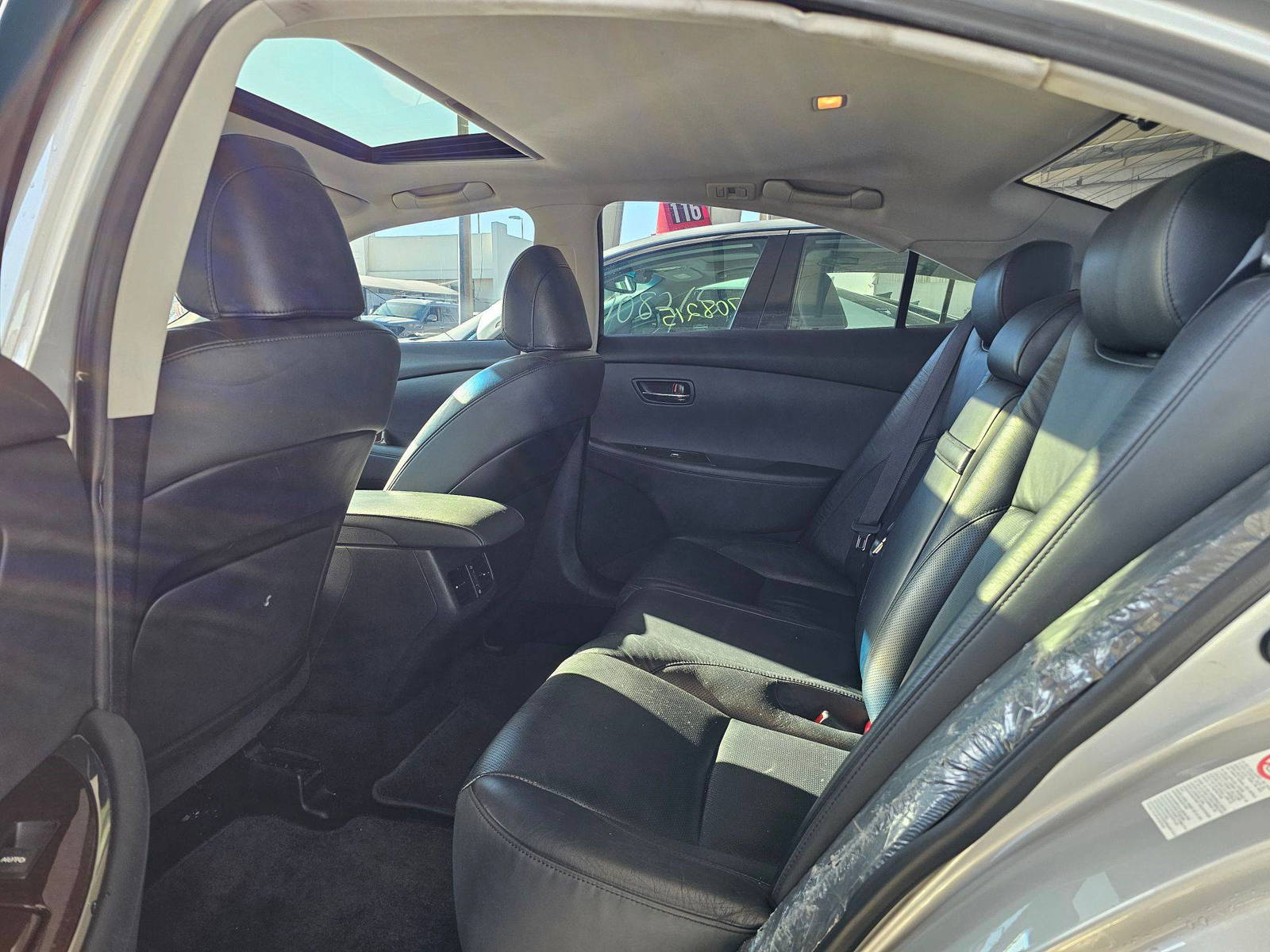 2011 LEXUS ES 350 — 98266 KM — Lot 9B2422577 — Souq - Marhaba Auctions Used Cars - Image 6