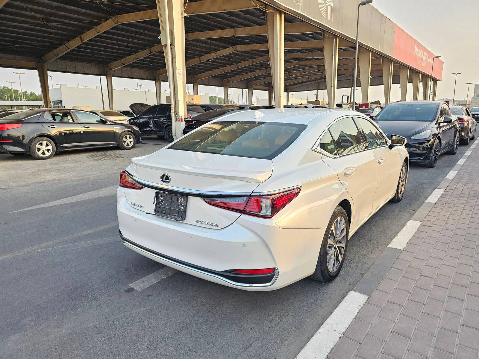 LEXUS ES 300H 2023 - Marhaba Auction Used Cars - Image 4