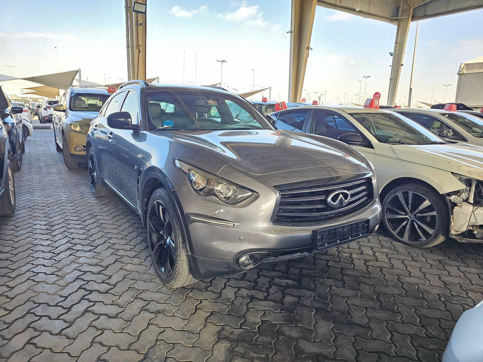 2016 INFINITI QX70 — 190387 KM — Lot 2GM660183 — Souq - Marhaba Auctions Used Cars - Image 4
