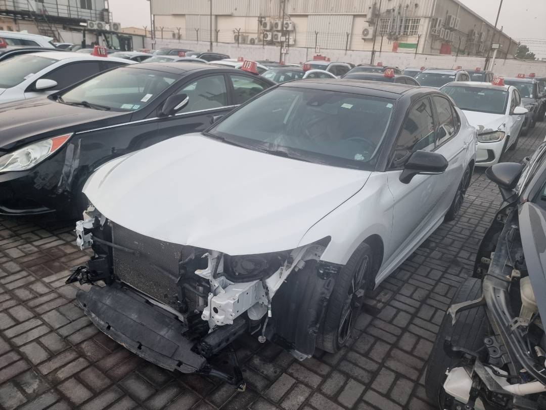 Toyota Camry 2019 view 2