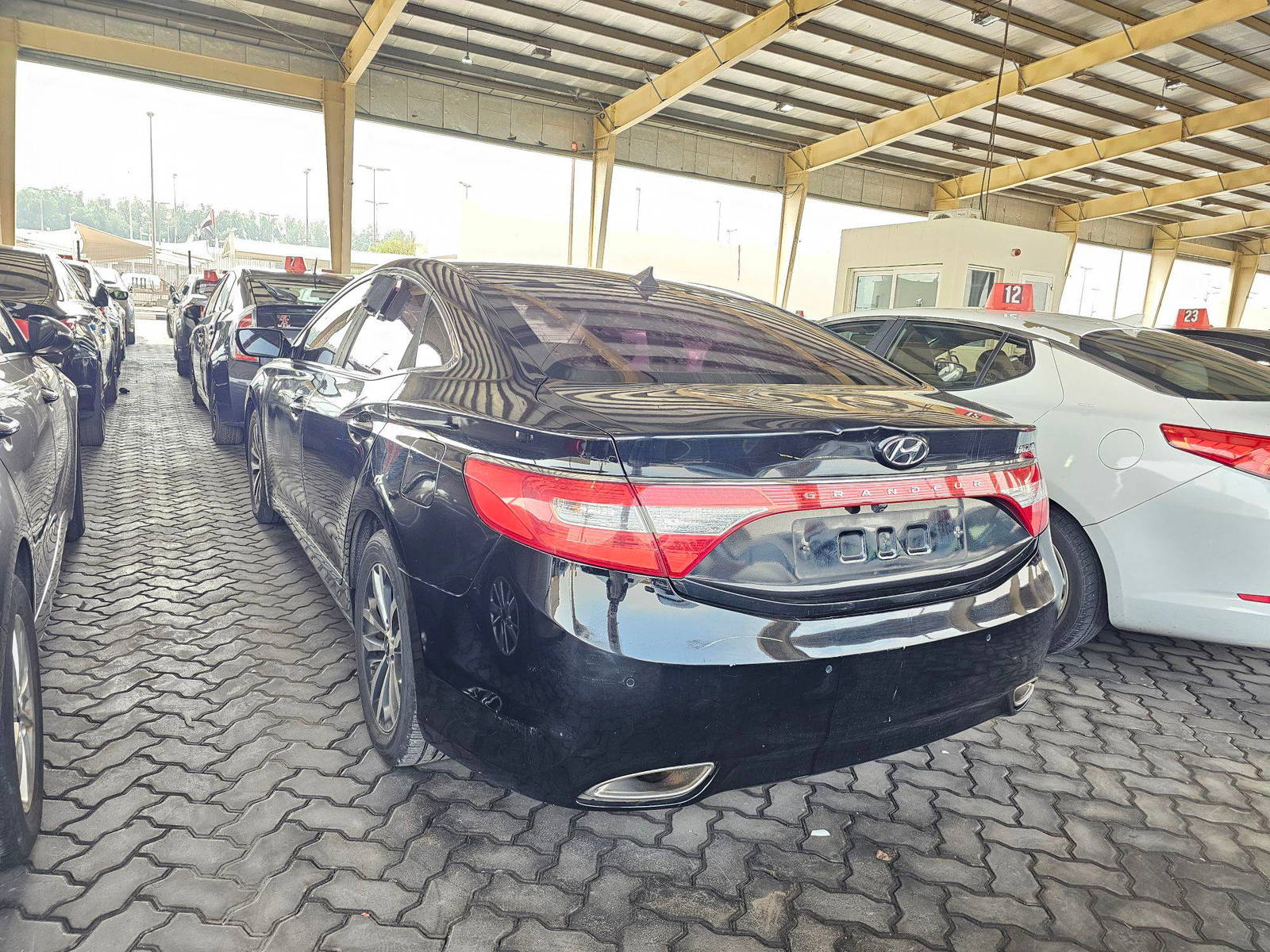 2011 HYUNDAI GRANDEUR — 268518 KM — Lot 021816 — Ind. 12 - Marhaba Auctions Used Cars - Image 5