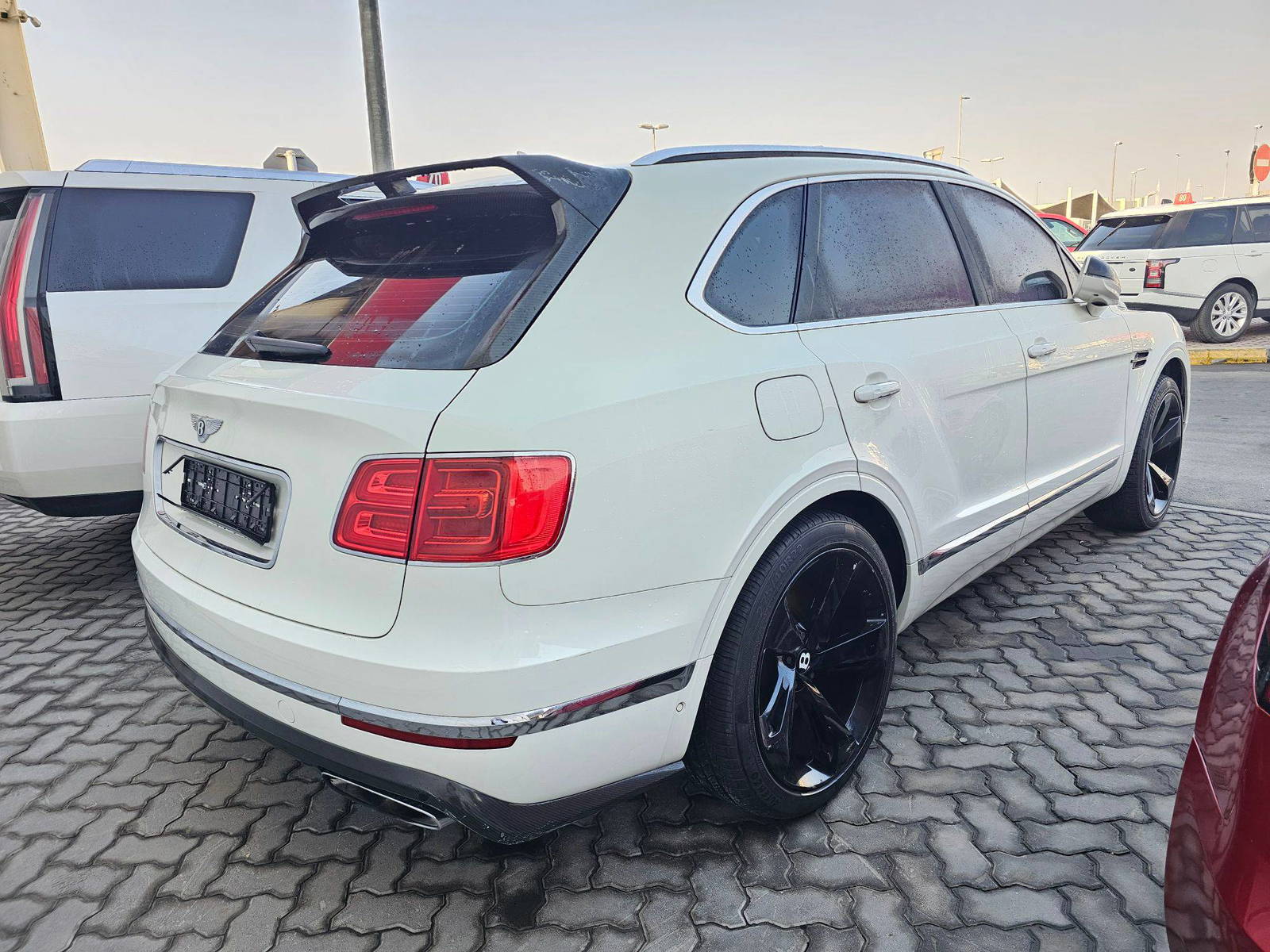 2017 BENTLEY BENTAYGA — 258682 KM — Lot C013731 — Souq - Marhaba Auctions Used Cars - Image 4