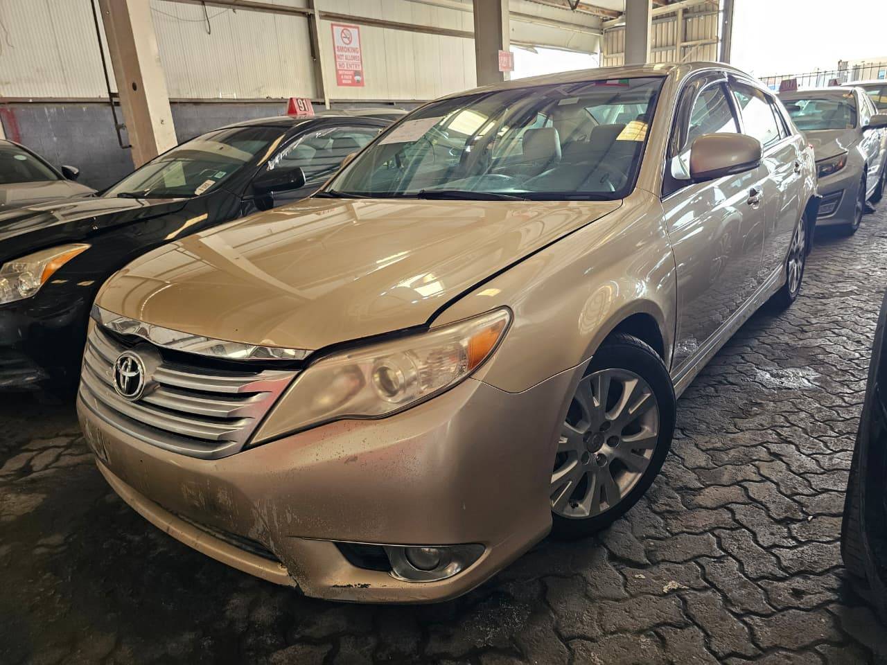 Toyota Avalon 2011 view 2