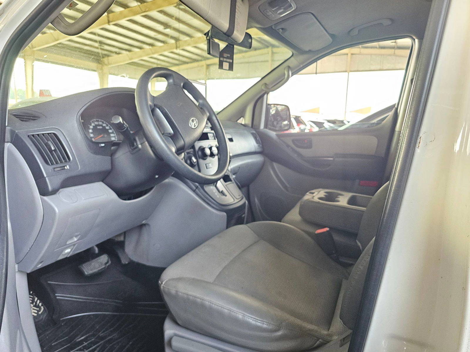 2011 HYUNDAI GRAND STAREX — 320077 KM — Lot 286028 — Souq - Marhaba Auctions Used Cars - Image 7